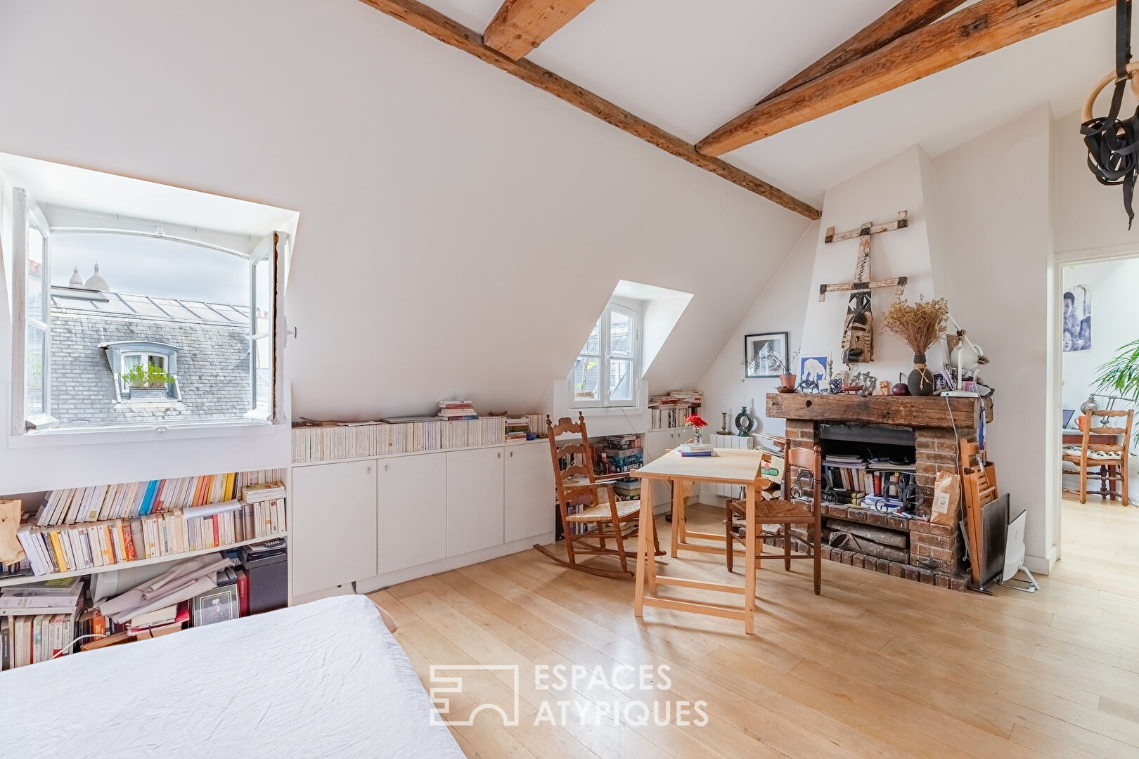 Top floor with bohemian charm – Place Lino Ventura