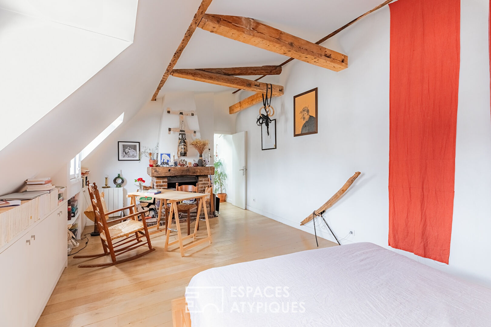 Top floor with bohemian charm – Place Lino Ventura