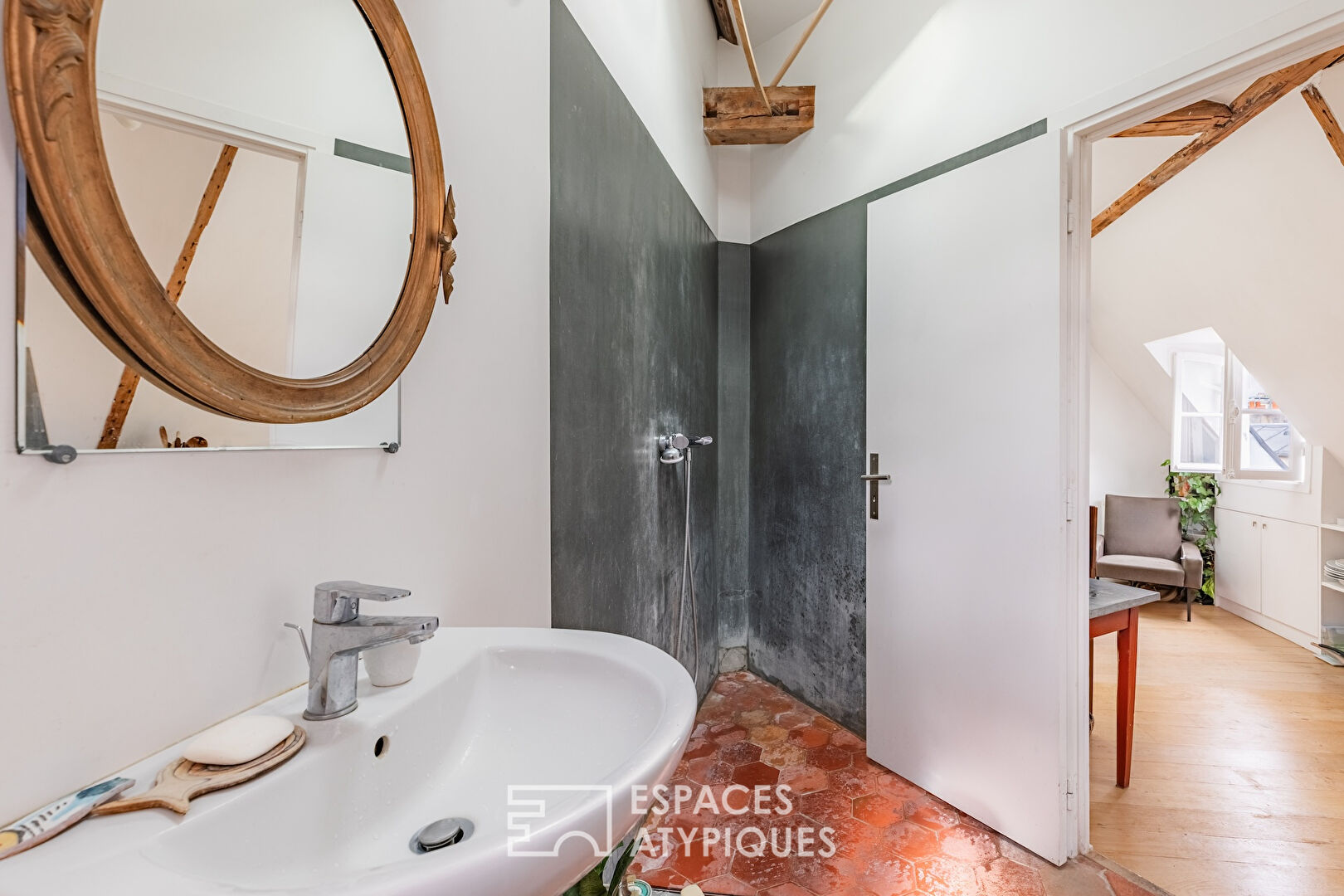 Top floor with bohemian charm – Place Lino Ventura