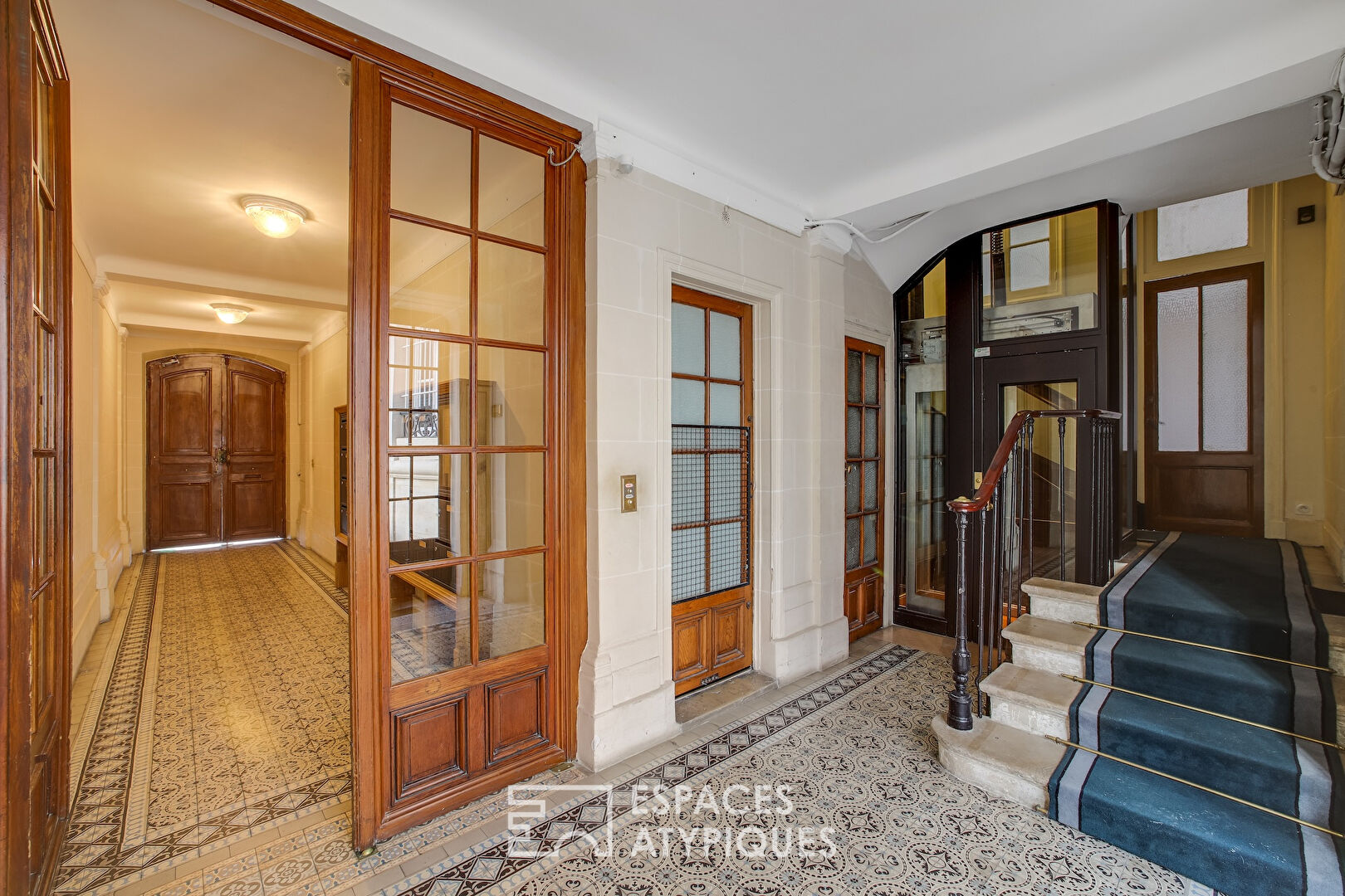 Top floor with bohemian charm – Place Lino Ventura