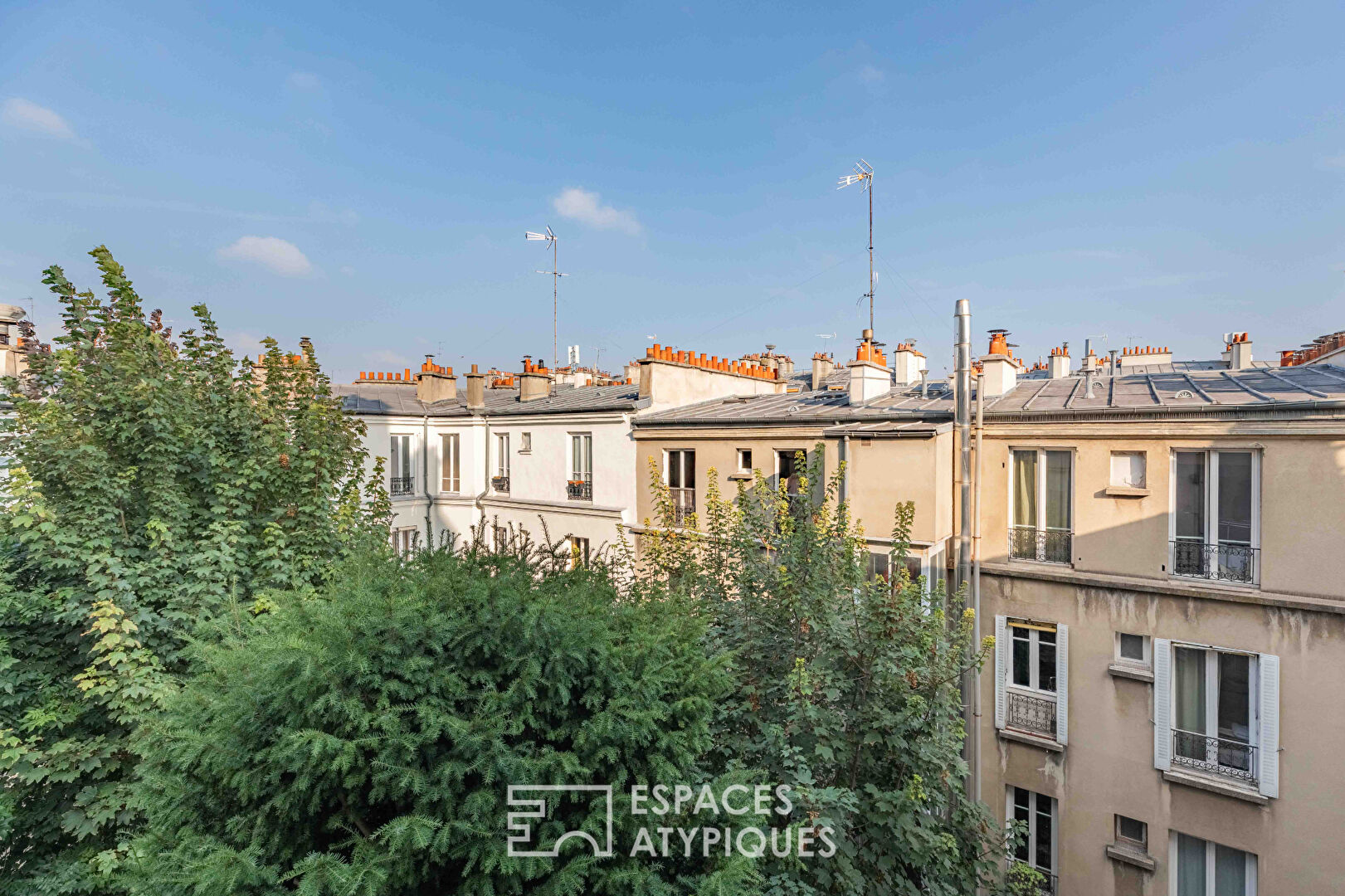 Duplex traversant en dernier étage à Montmartre