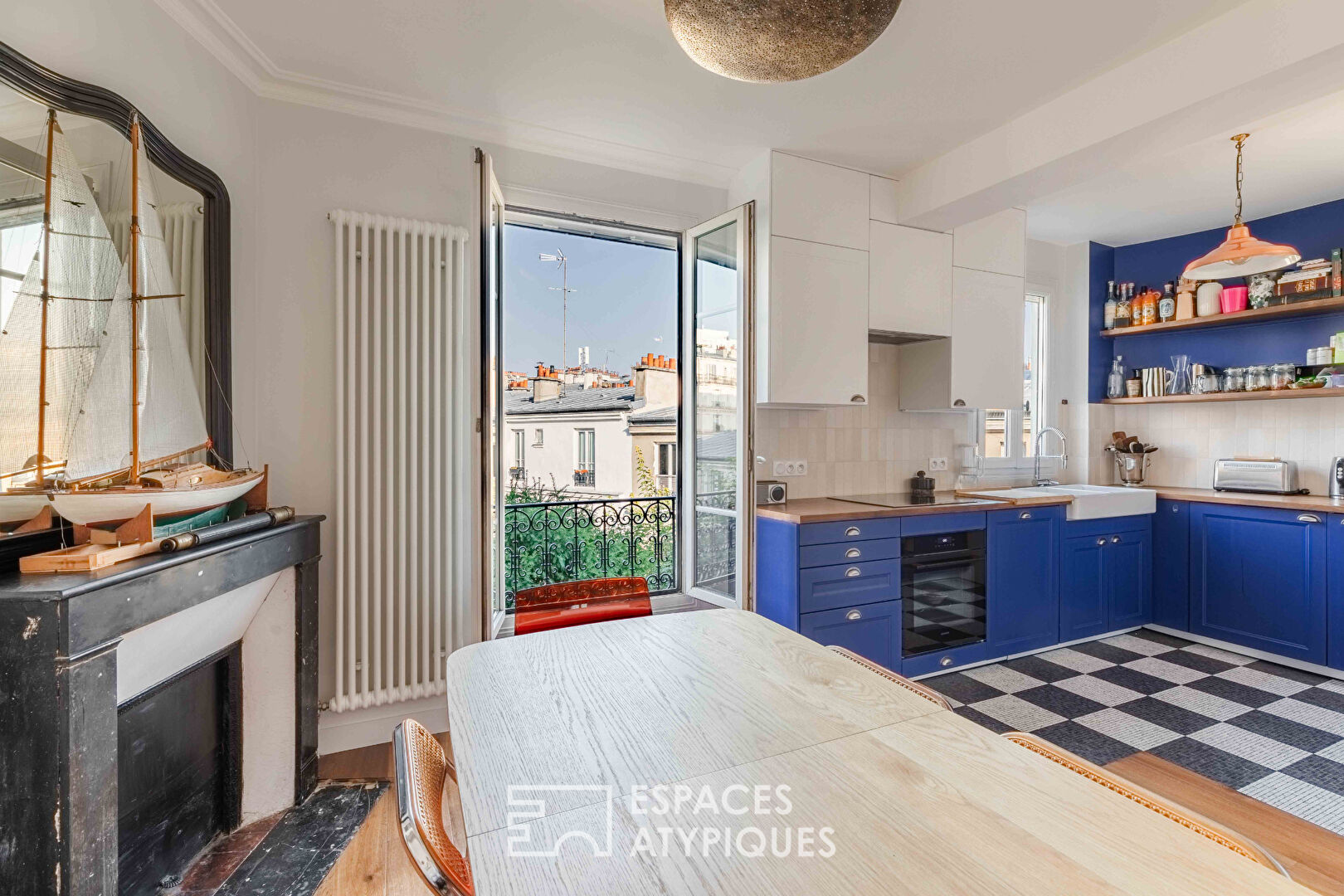 Crossing duplex on the top floor in Montmartre