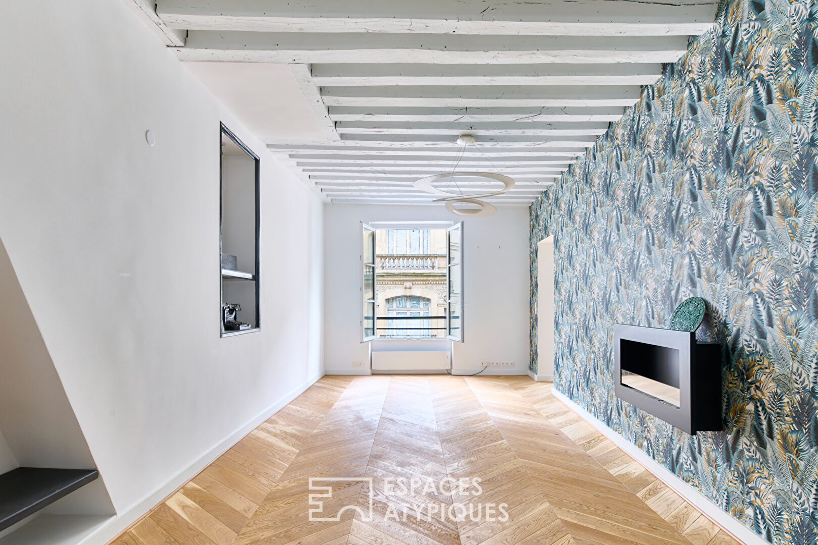 Characterful crossing apartment in the Tuileries