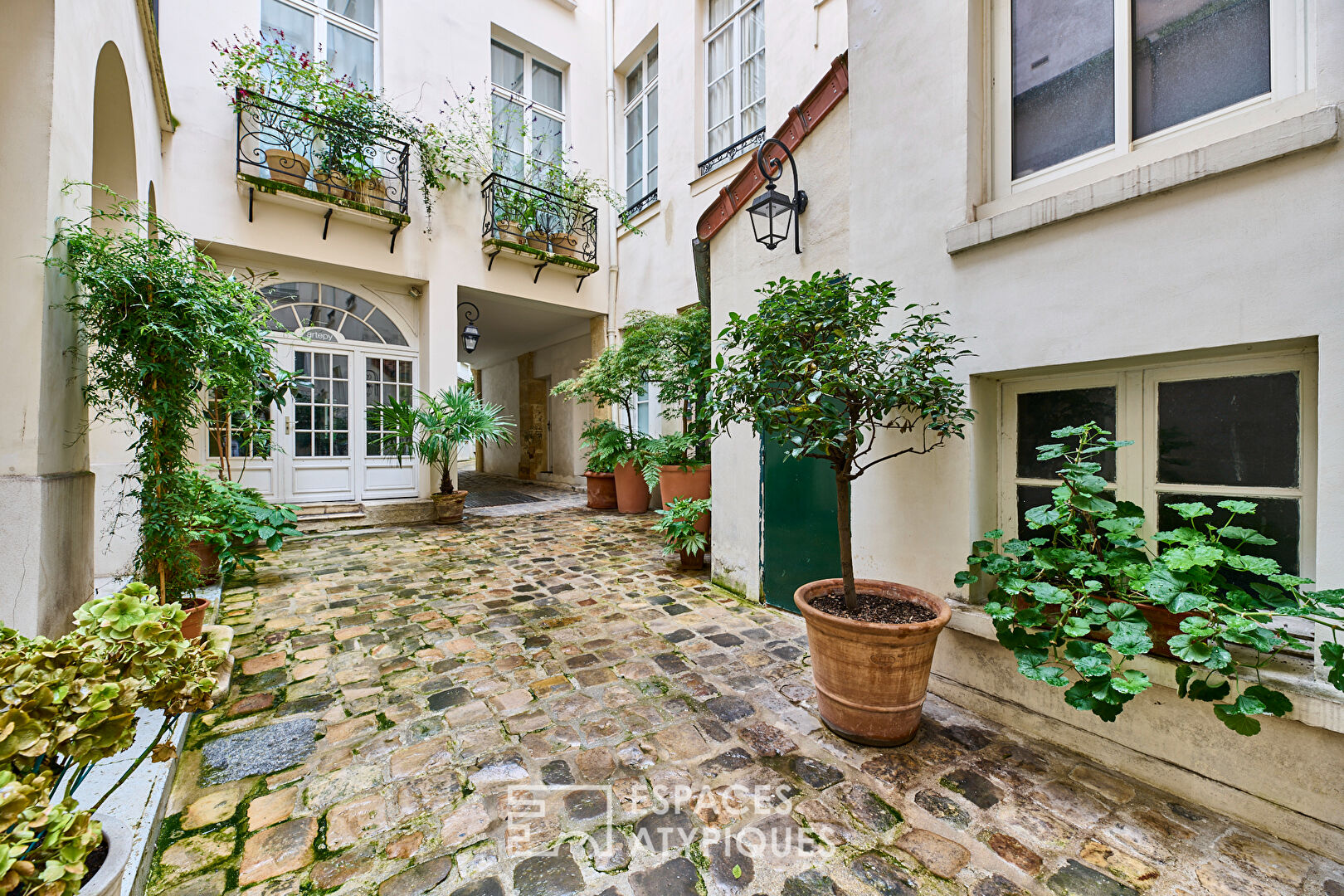 Appartement traversant de caractère aux Tuileries