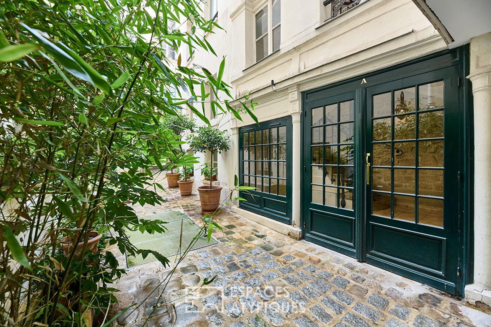 Appartement traversant de caractère aux Tuileries