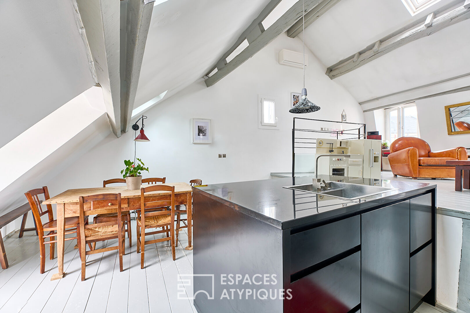 Crossing duplex on the top floor in Sentier-Bonne Nouvelle districts