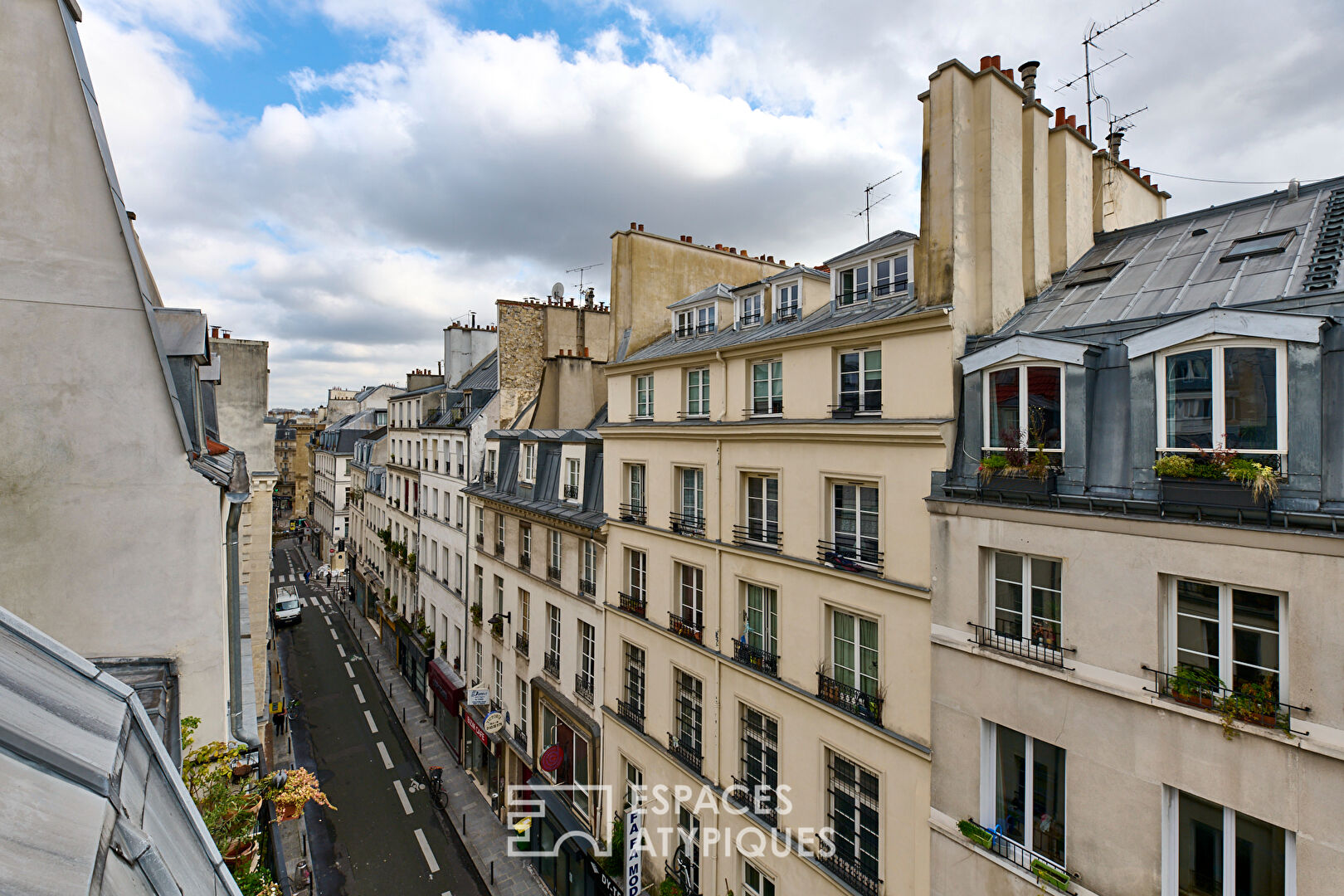 Crossing duplex on the top floor in Sentier-Bonne Nouvelle districts