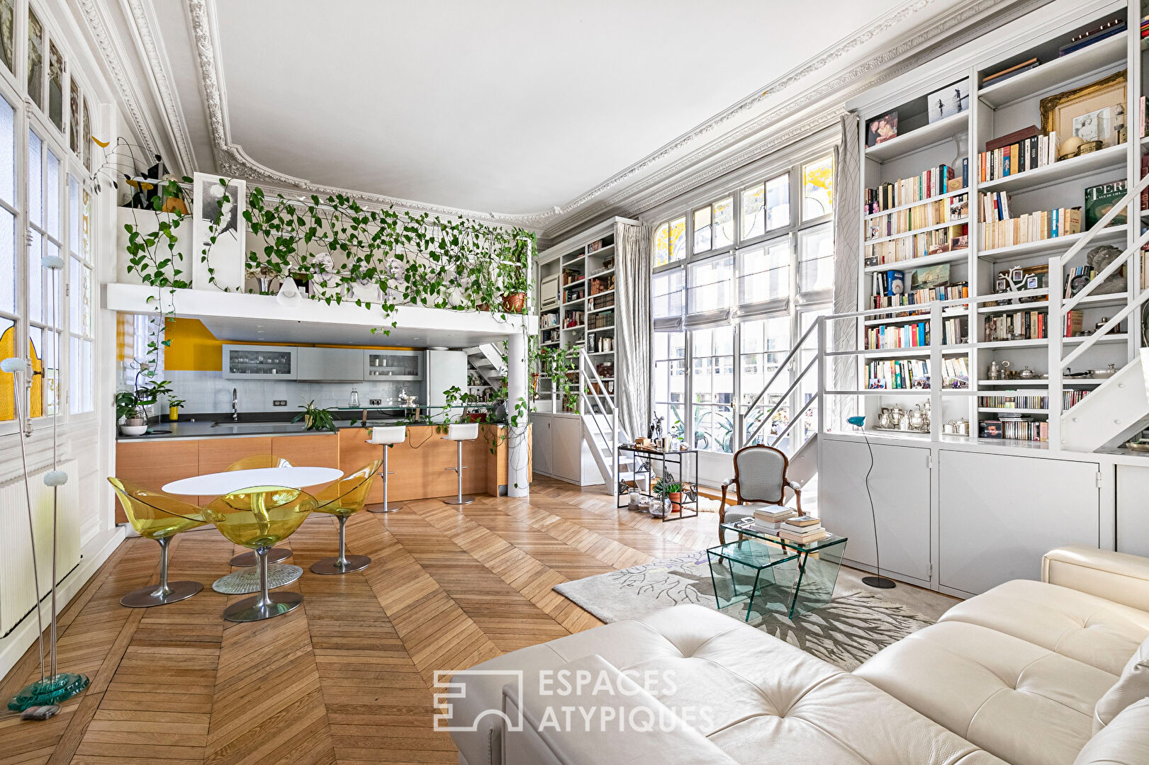 Loft-style crossing apartment with balcony – Wagram-Pereire