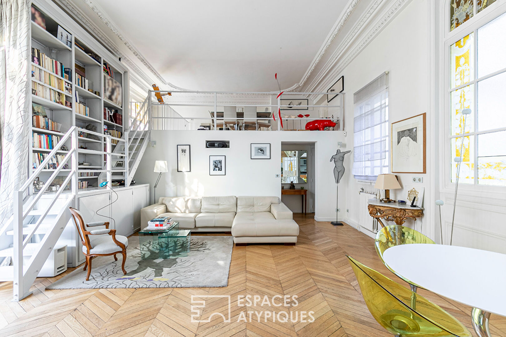 Loft-style crossing apartment with balcony – Wagram-Pereire