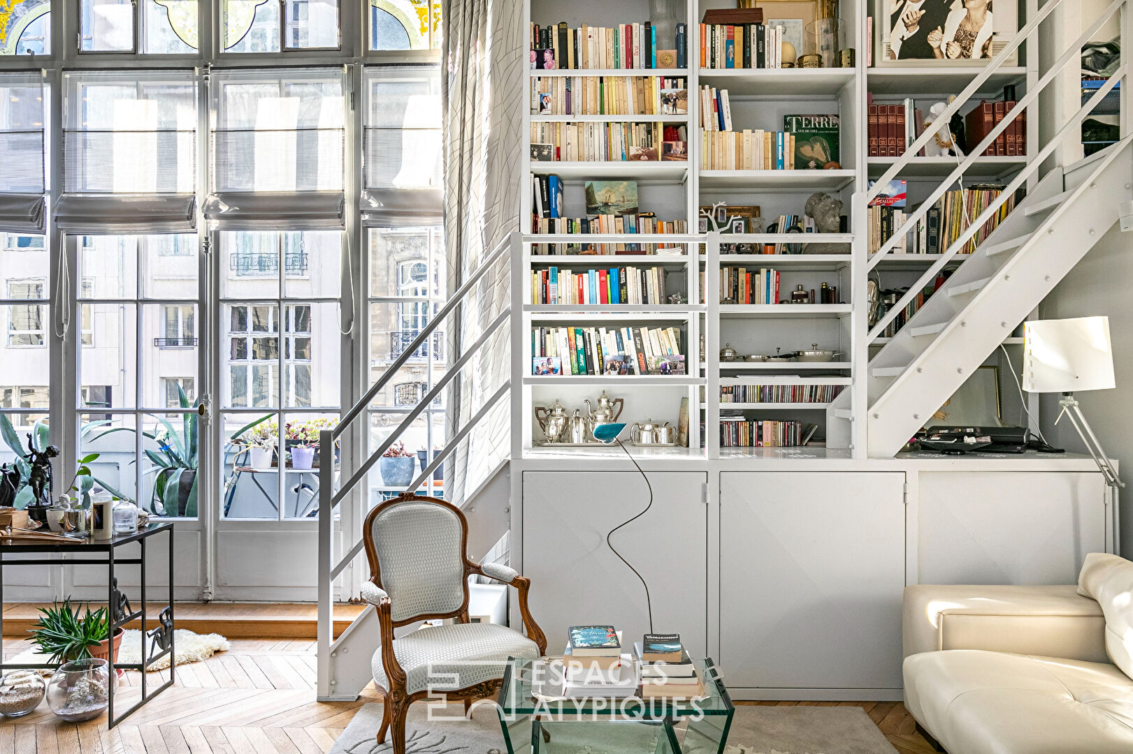 Loft-style crossing apartment with balcony – Wagram-Pereire