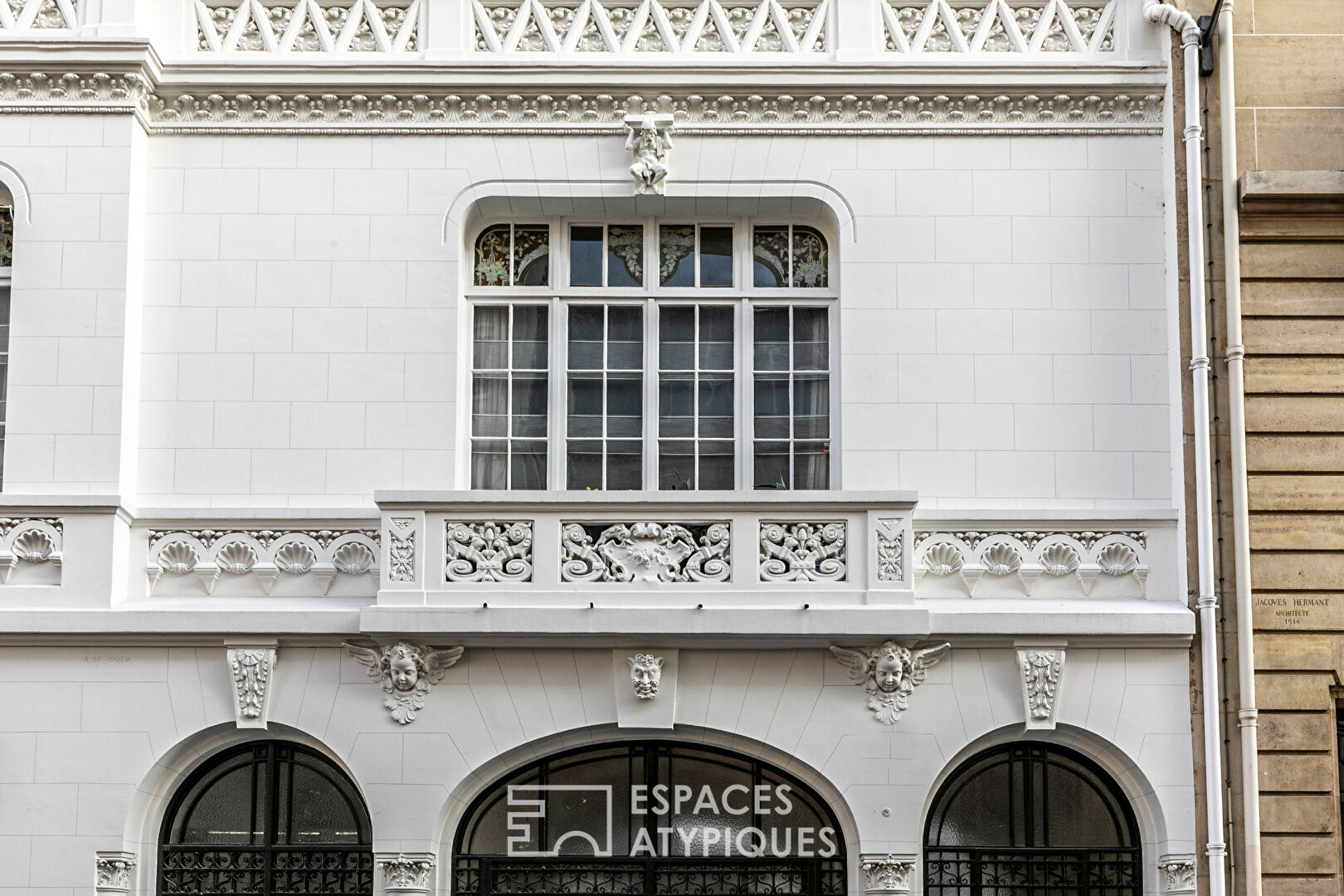 Loft-style crossing apartment with balcony – Wagram-Pereire