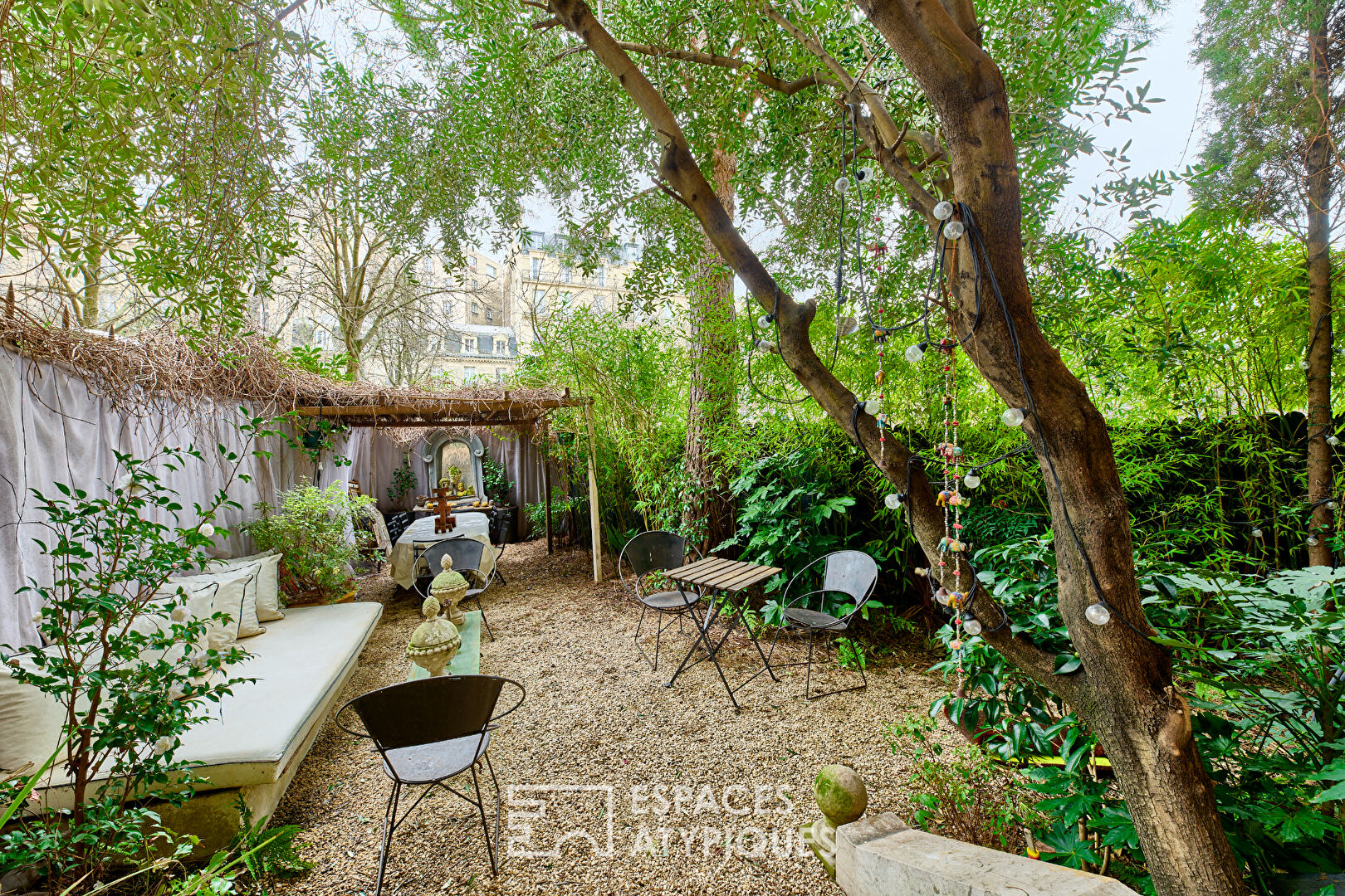 Arty-chic duplex with garden near Trocadéro