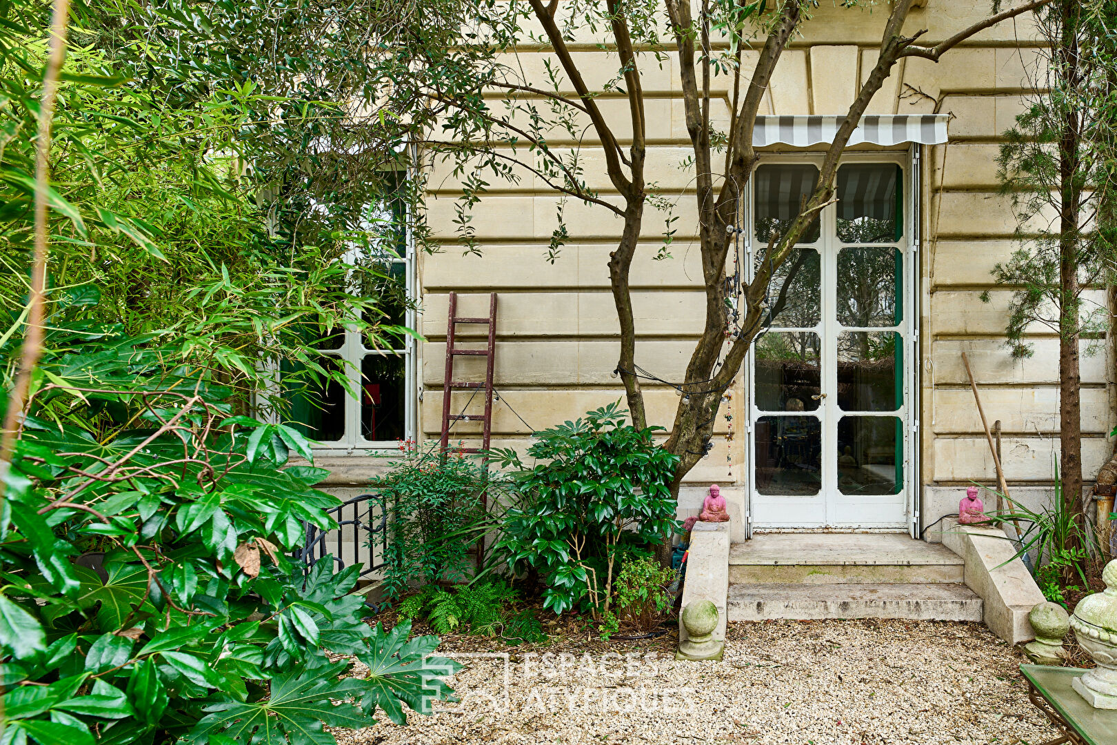 Arty-chic duplex with garden near Trocadéro