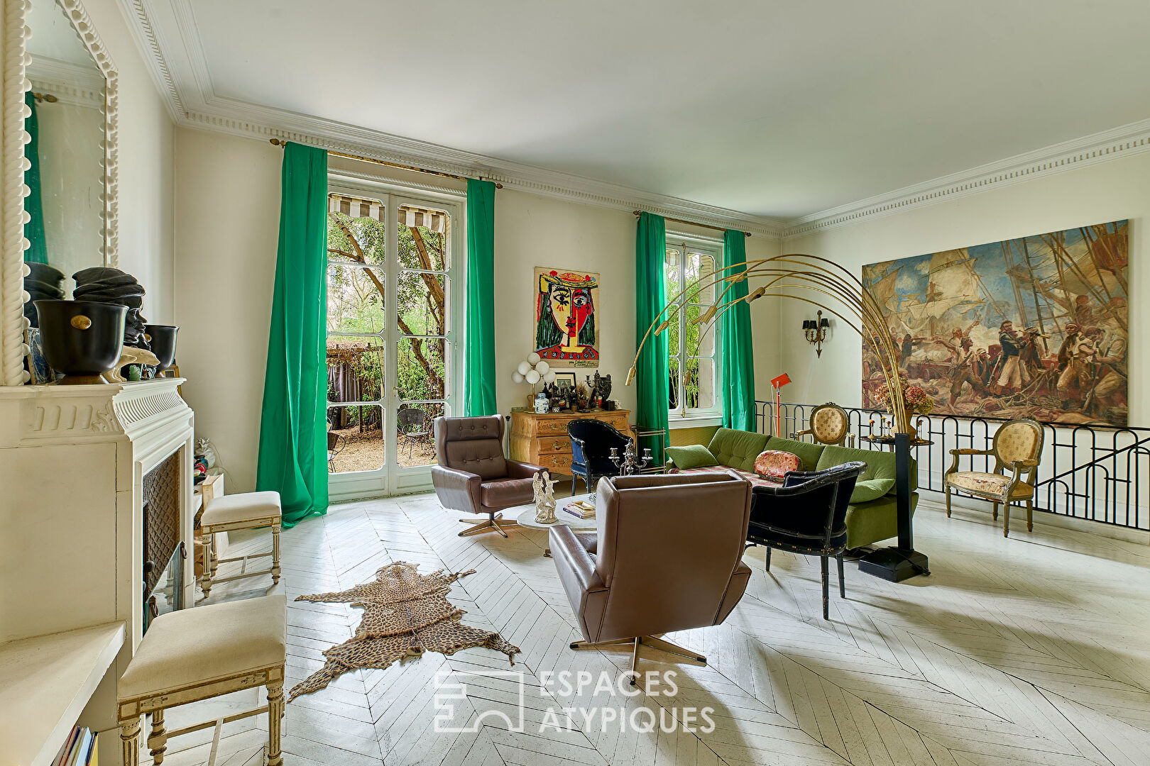 Arty-chic duplex with garden near Trocadéro