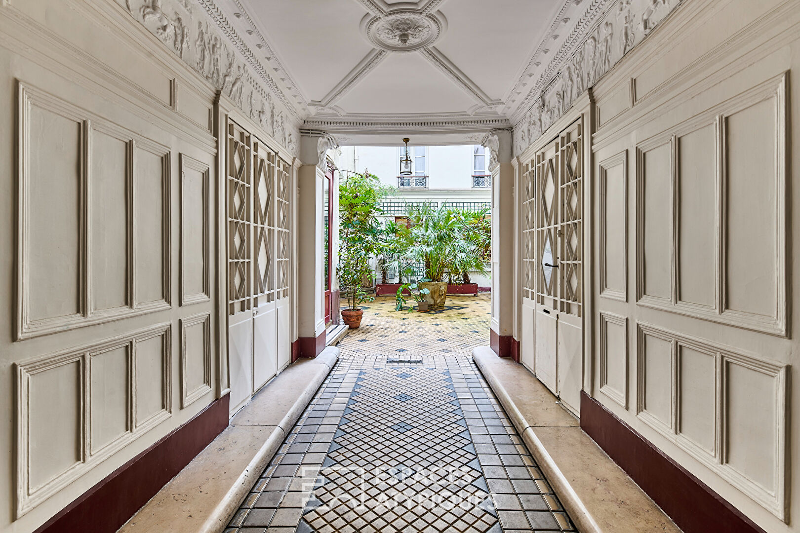 Charming duplex on courtyard – Nouvelle Athènes district