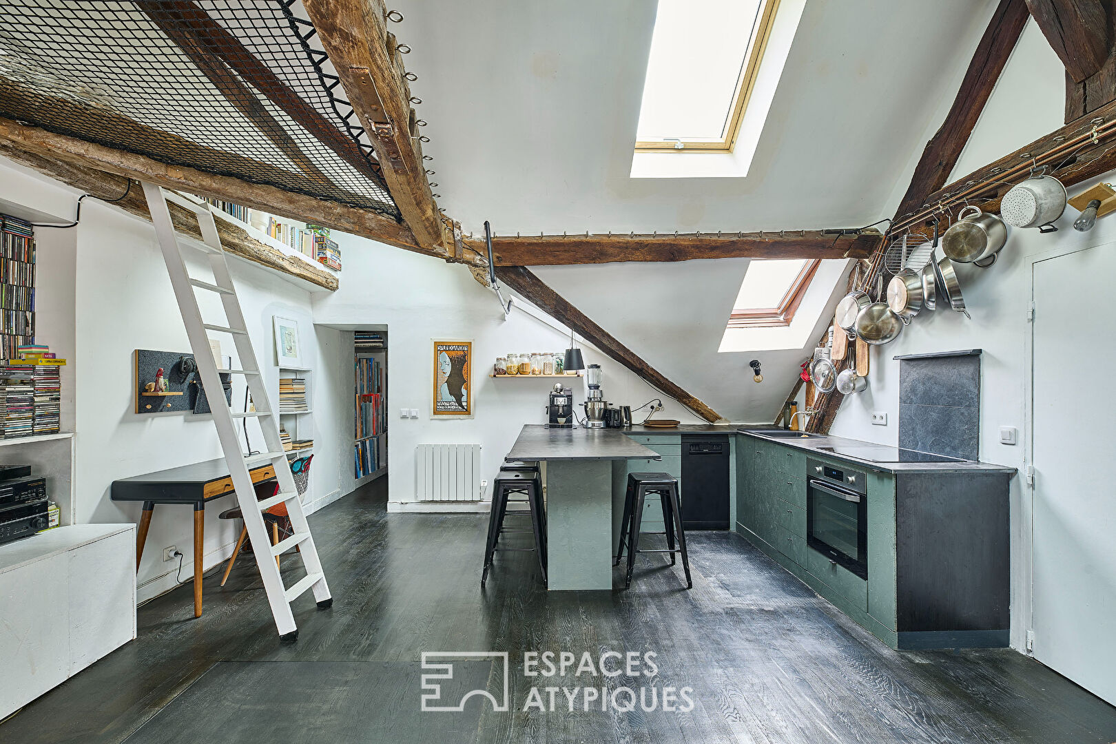 Top floor in a quiet area – Sentier district