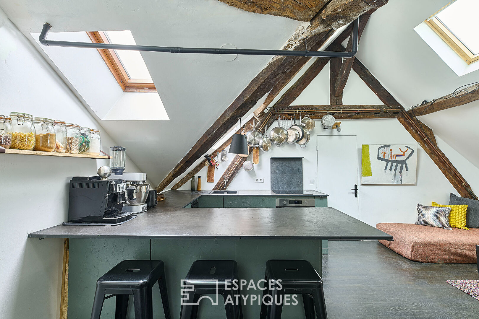 Top floor in a quiet area – Sentier district