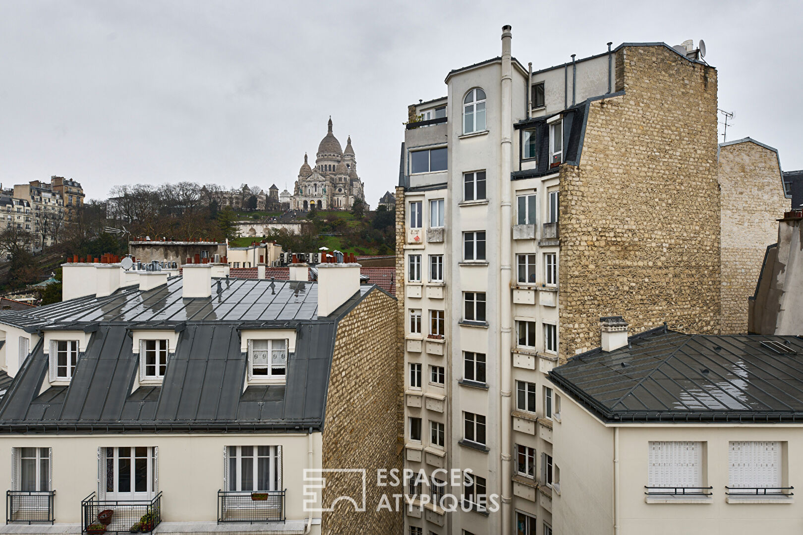 Ancien atelier d’artiste traversant en dernier étage avec vue Sacré Coeur