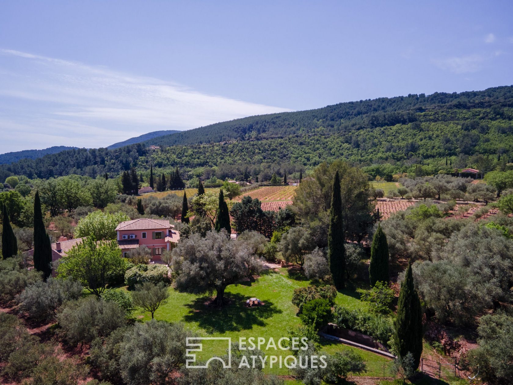 Belle bastide sur une magnifique oliveraie de 18 000 m2