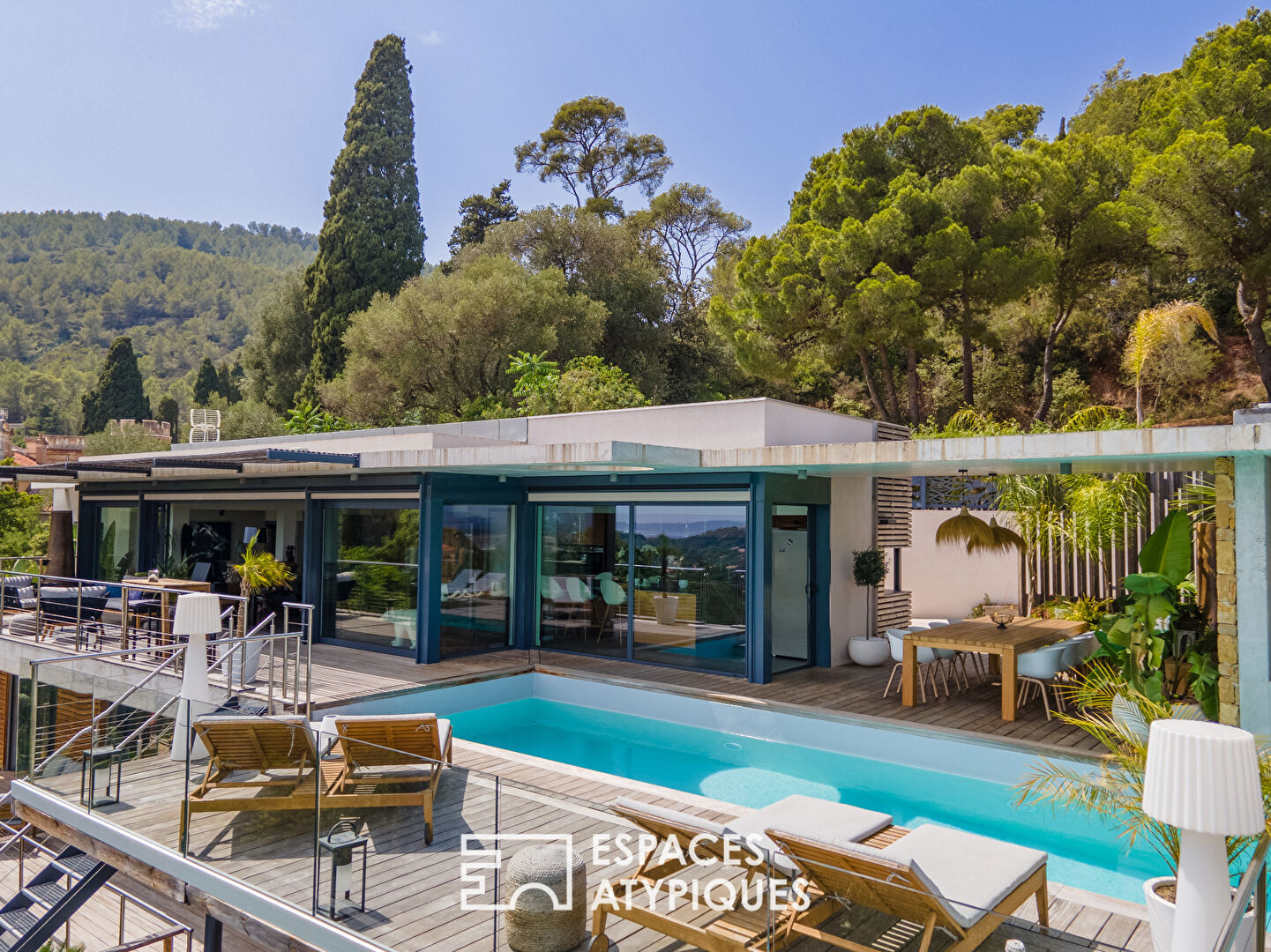 Contemporary villa overlooking the island of Porquerolles