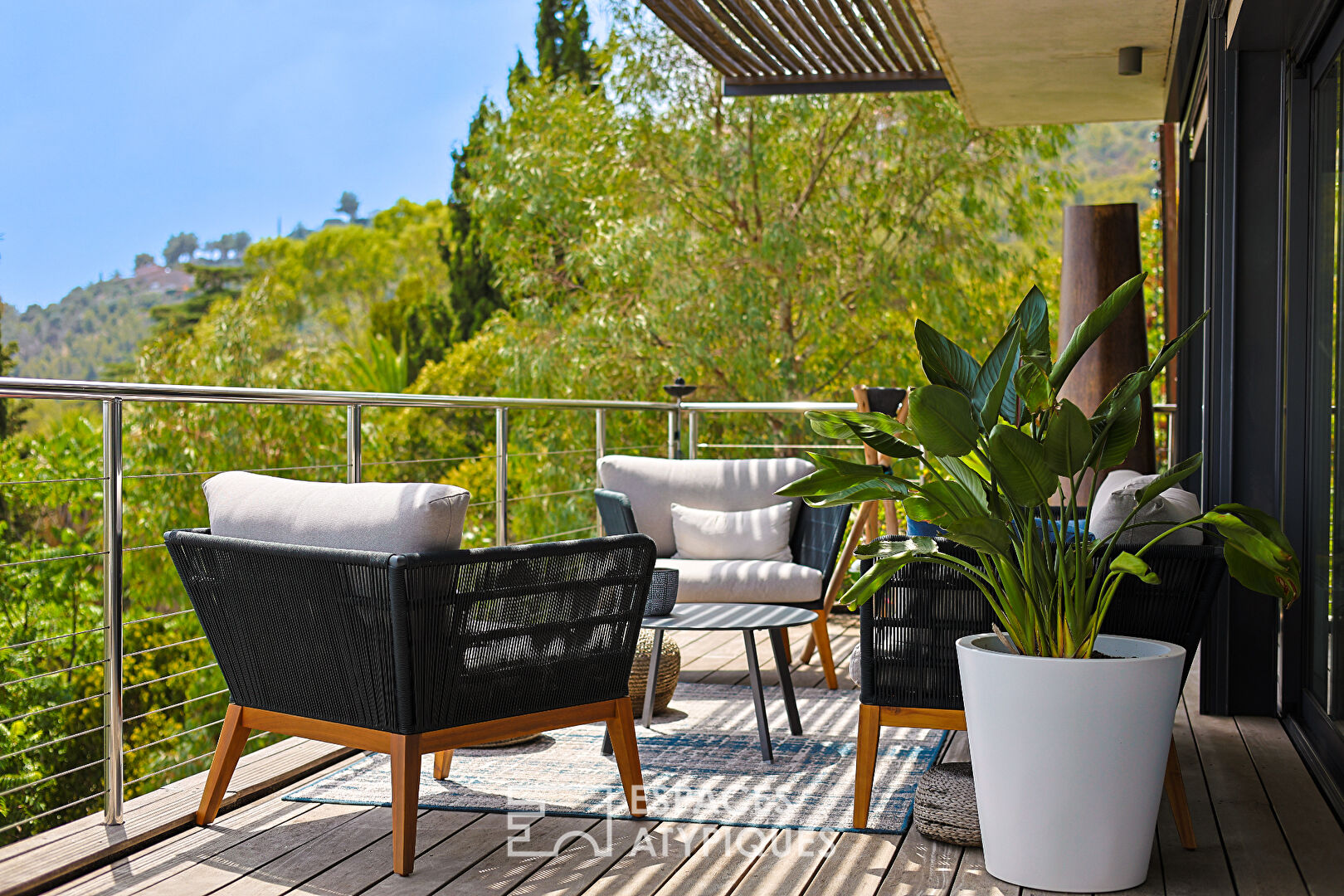 Contemporary villa overlooking the island of Porquerolles