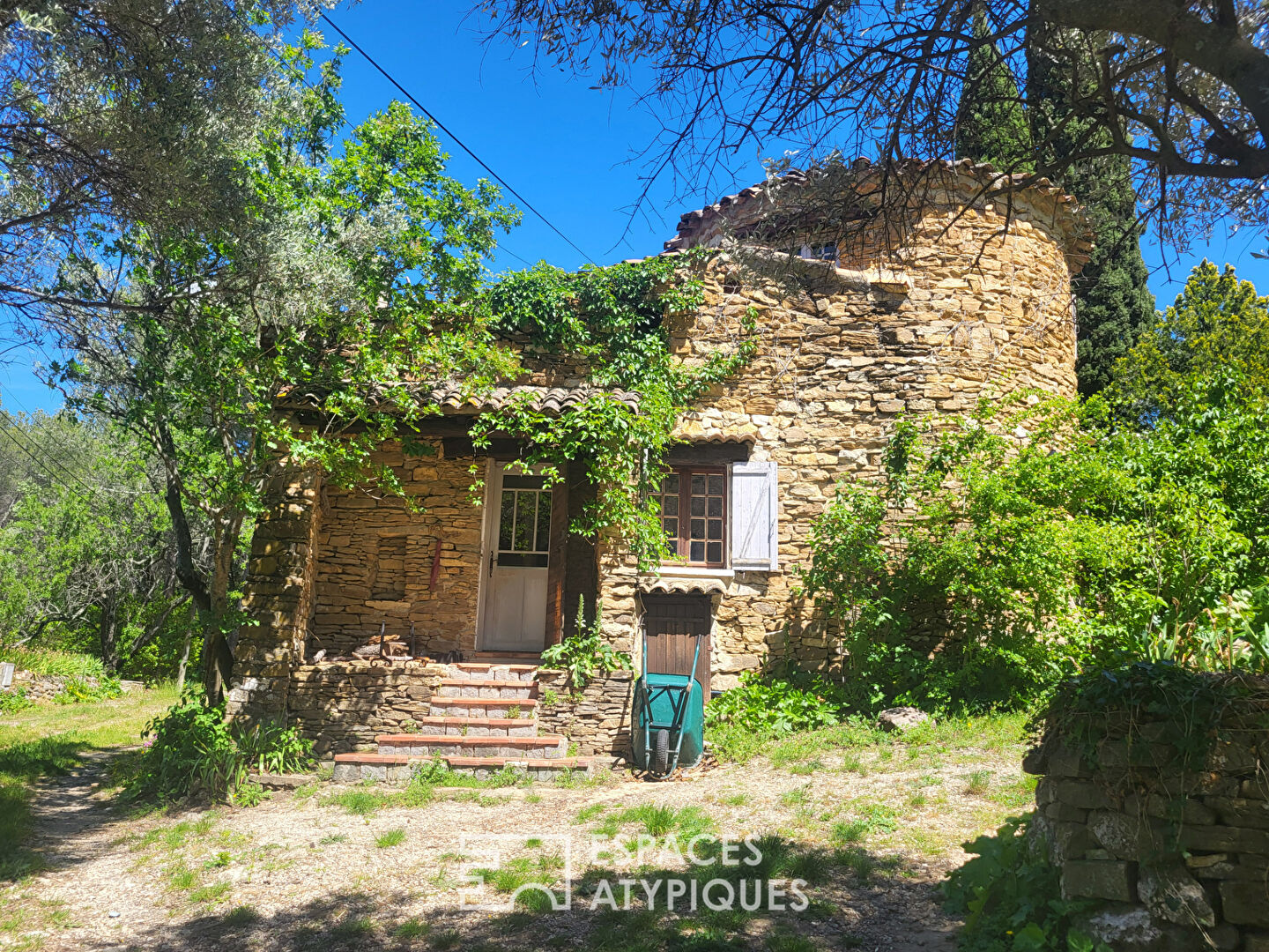 Maison en pierre pleine nature avec piscine