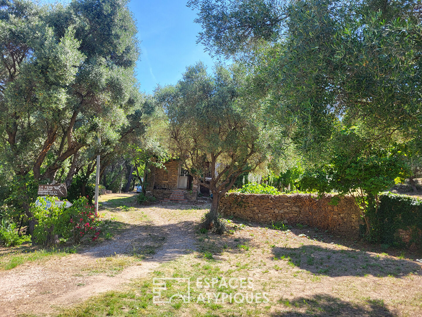 Maison en pierre pleine nature avec piscine