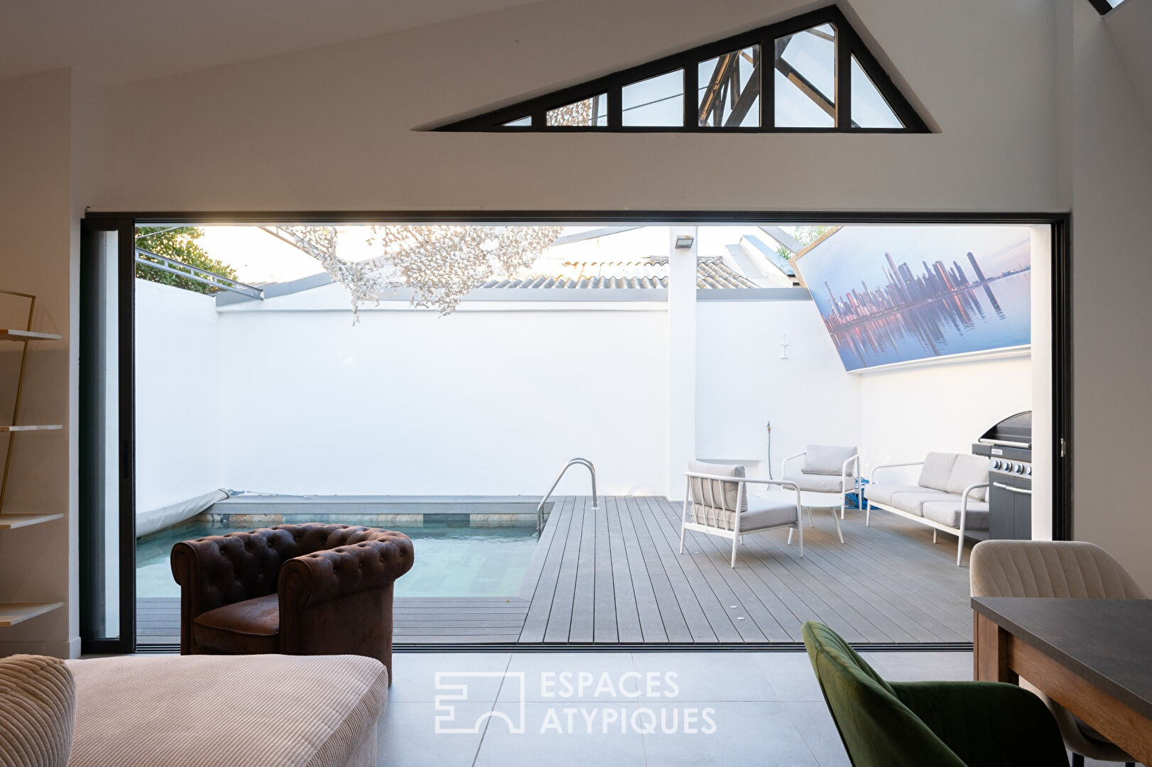 Loft dans une ancienne salle de sport avec terrasse extérieure, piscine et garage