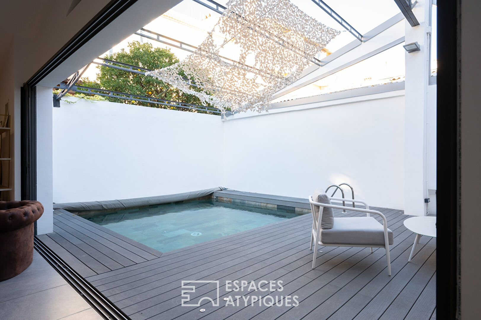 Loft dans une ancienne salle de sport avec terrasse extérieure, piscine et garage