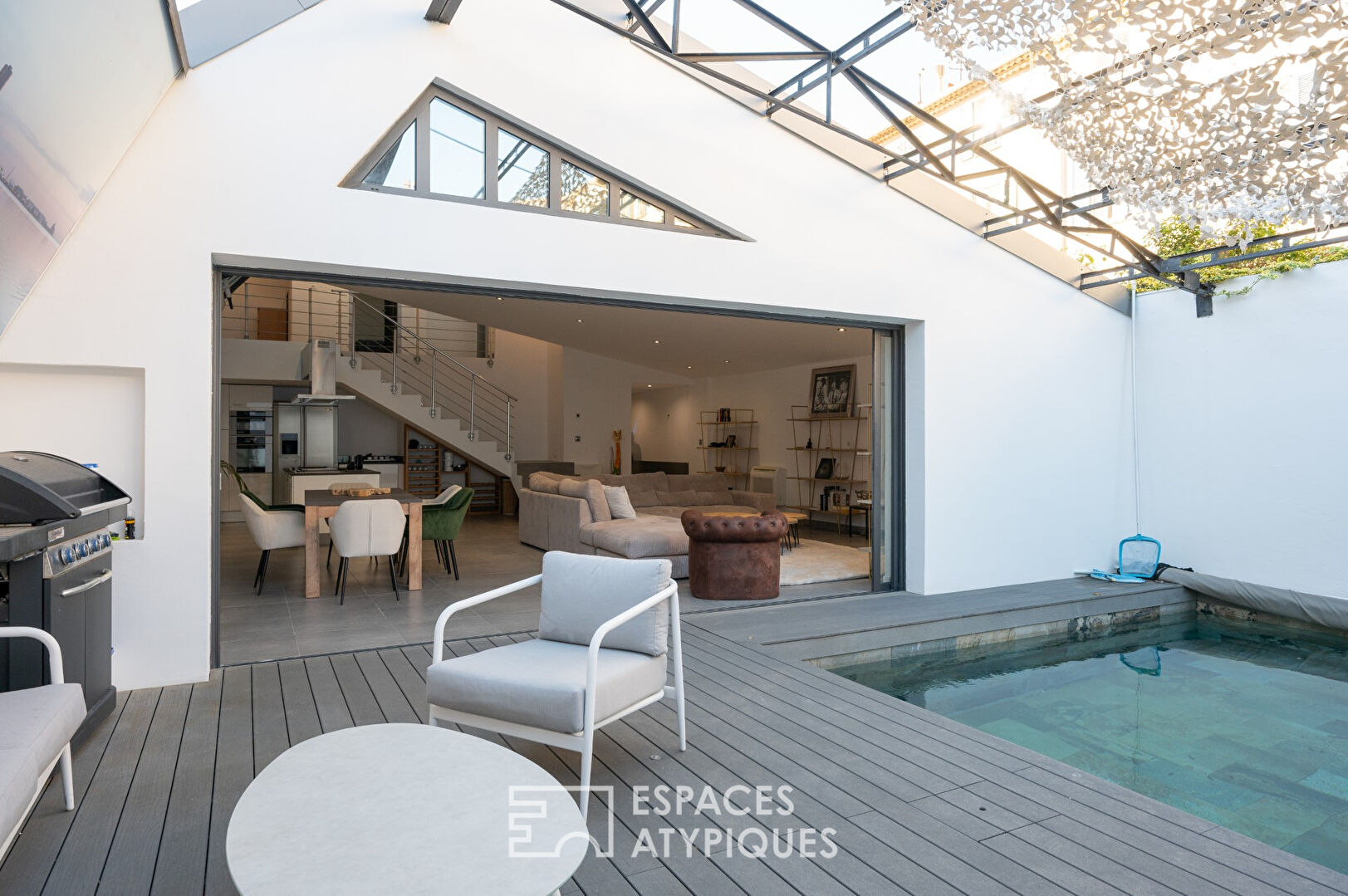 Loft dans une ancienne salle de sport avec terrasse extérieure, piscine et garage