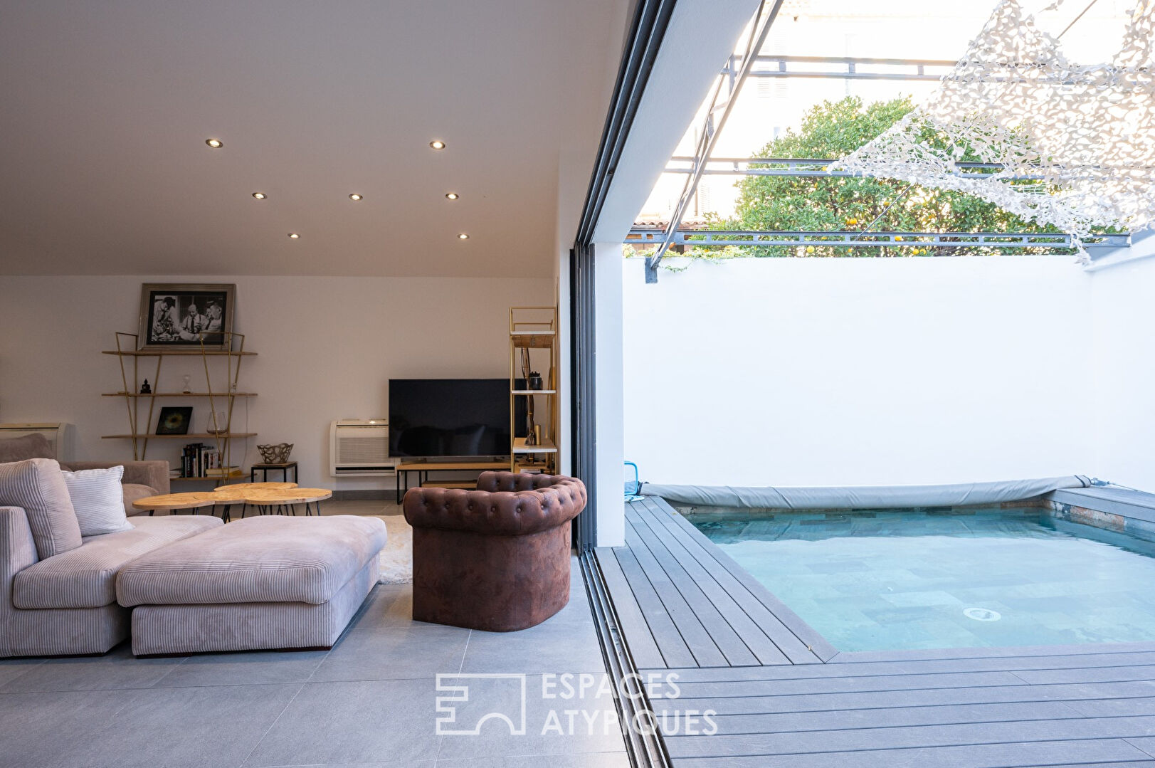 Loft dans une ancienne salle de sport avec terrasse extérieure, piscine et garage