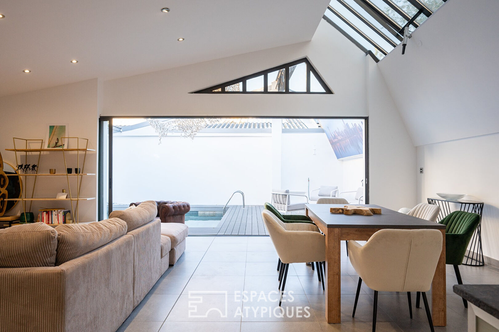 Loft dans une ancienne salle de sport avec terrasse extérieure, piscine et garage