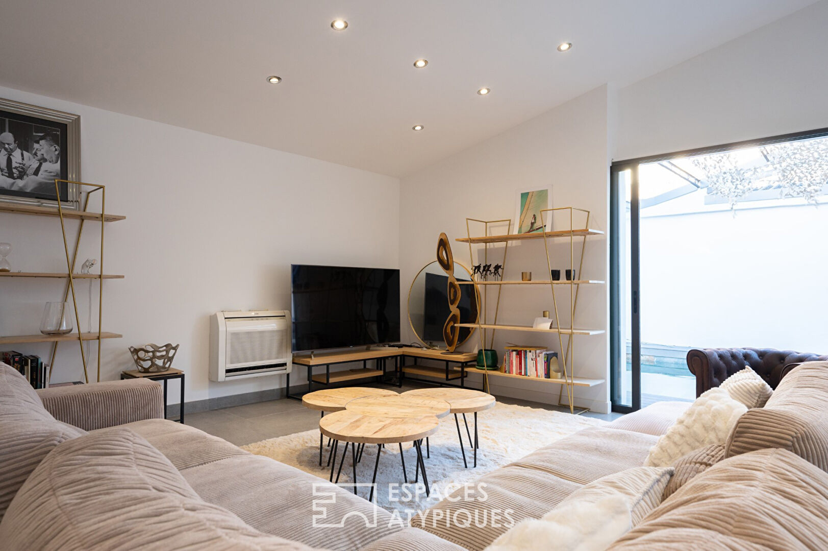 Loft dans une ancienne salle de sport avec terrasse extérieure, piscine et garage