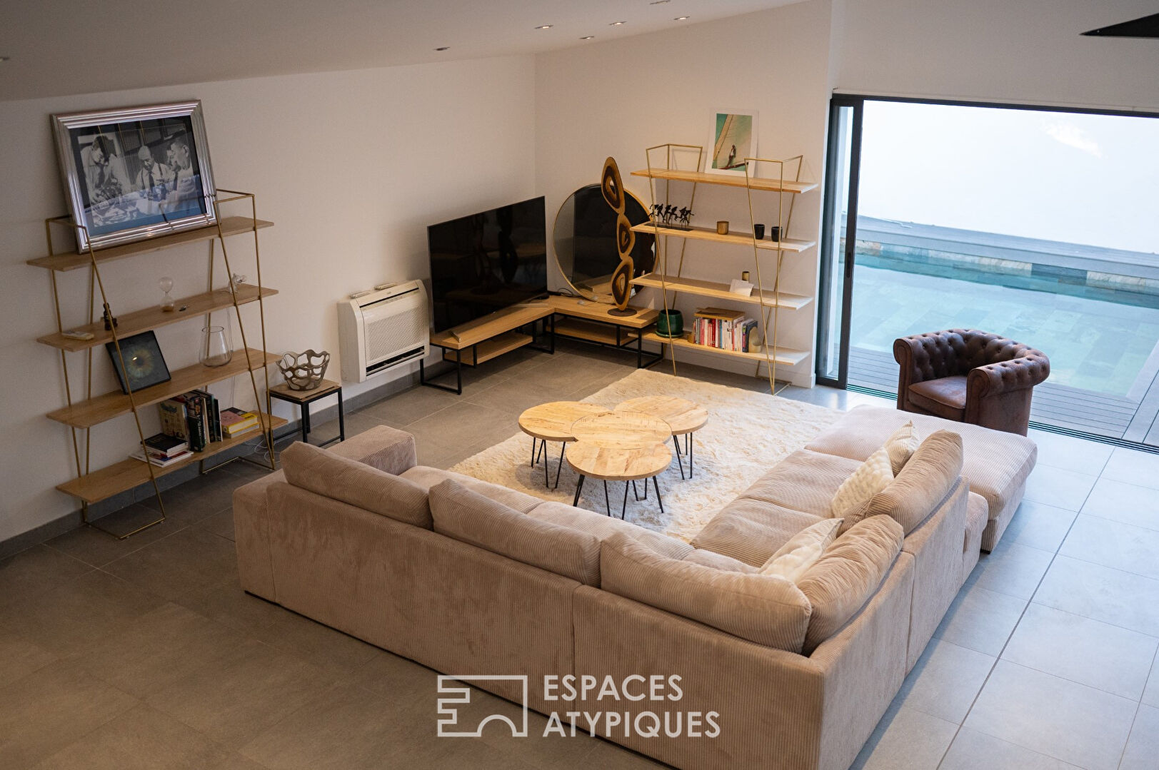 Loft dans une ancienne salle de sport avec terrasse extérieure, piscine et garage