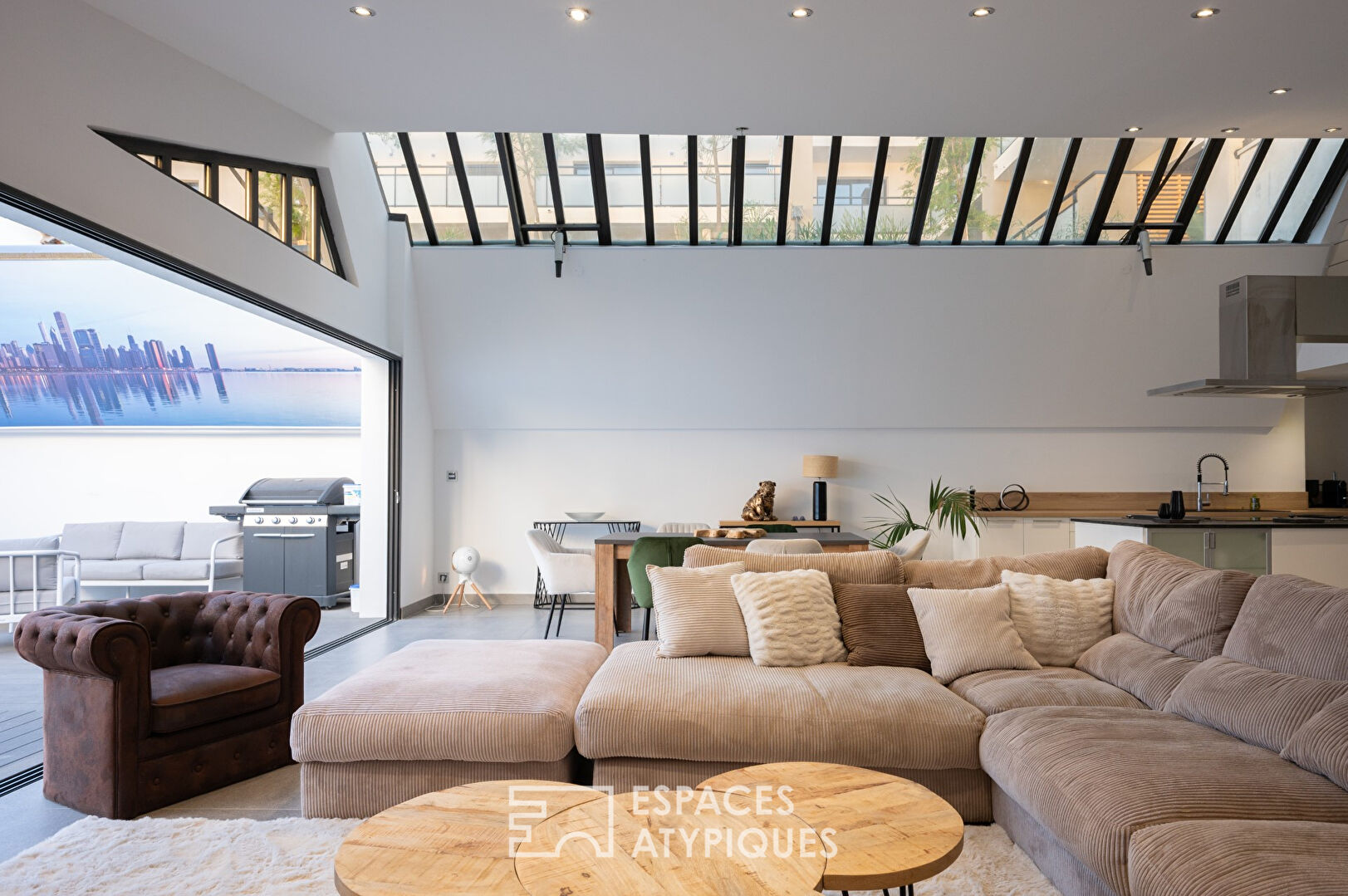 Loft dans une ancienne salle de sport avec terrasse extérieure, piscine et garage