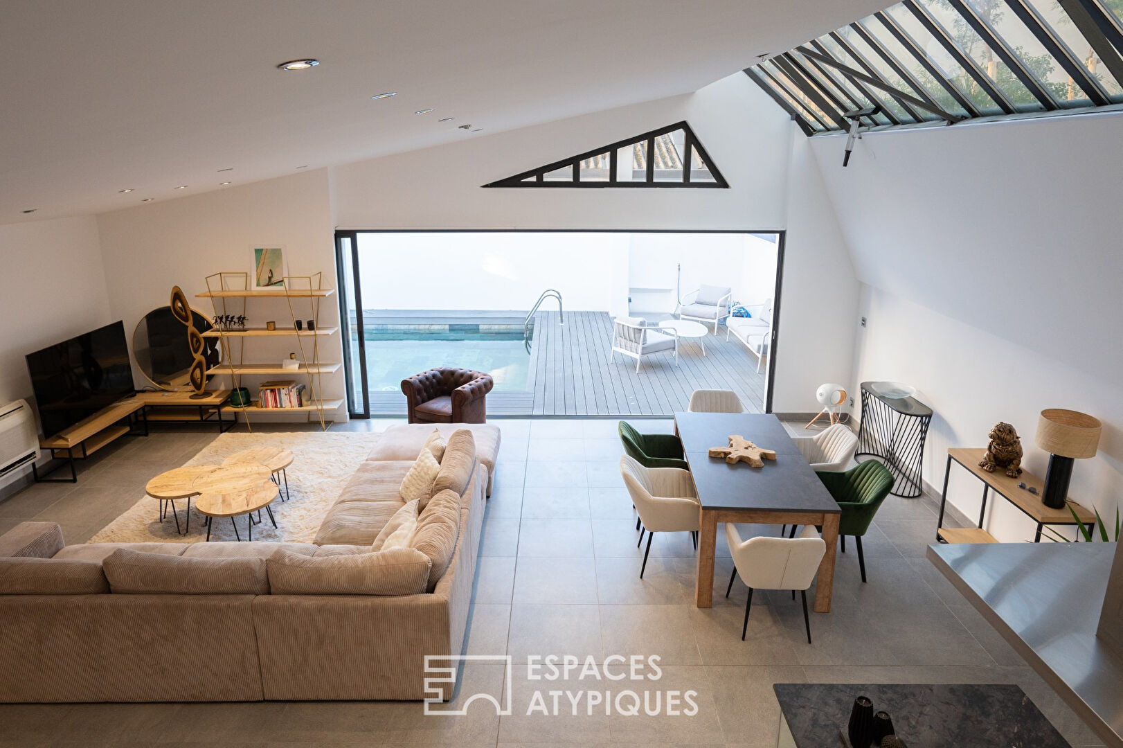 Loft dans une ancienne salle de sport avec terrasse extérieure, piscine et garage