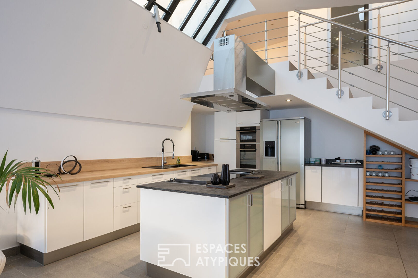 Loft dans une ancienne salle de sport avec terrasse extérieure, piscine et garage