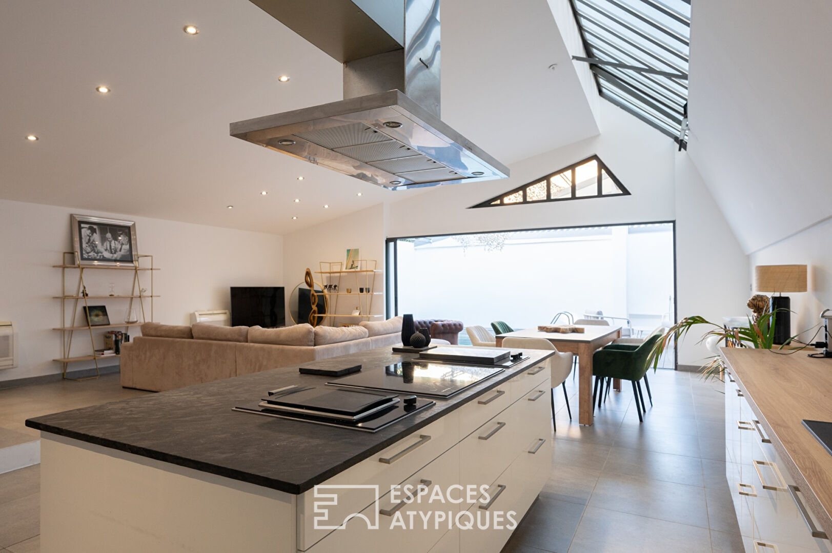 Loft dans une ancienne salle de sport avec terrasse extérieure, piscine et garage