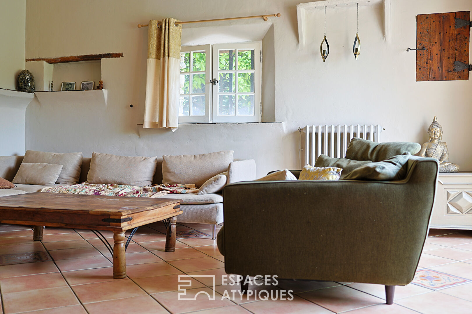 Charme et Authenticité pour cette Maison en pierre aux allures de bergerie en Provence verte
