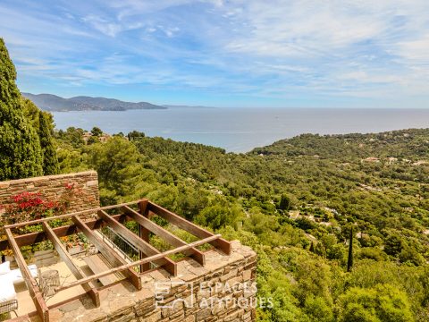 Villa Gaou-Bénat, real balcony overlooking the sea and the islands. Bormes mimosas
