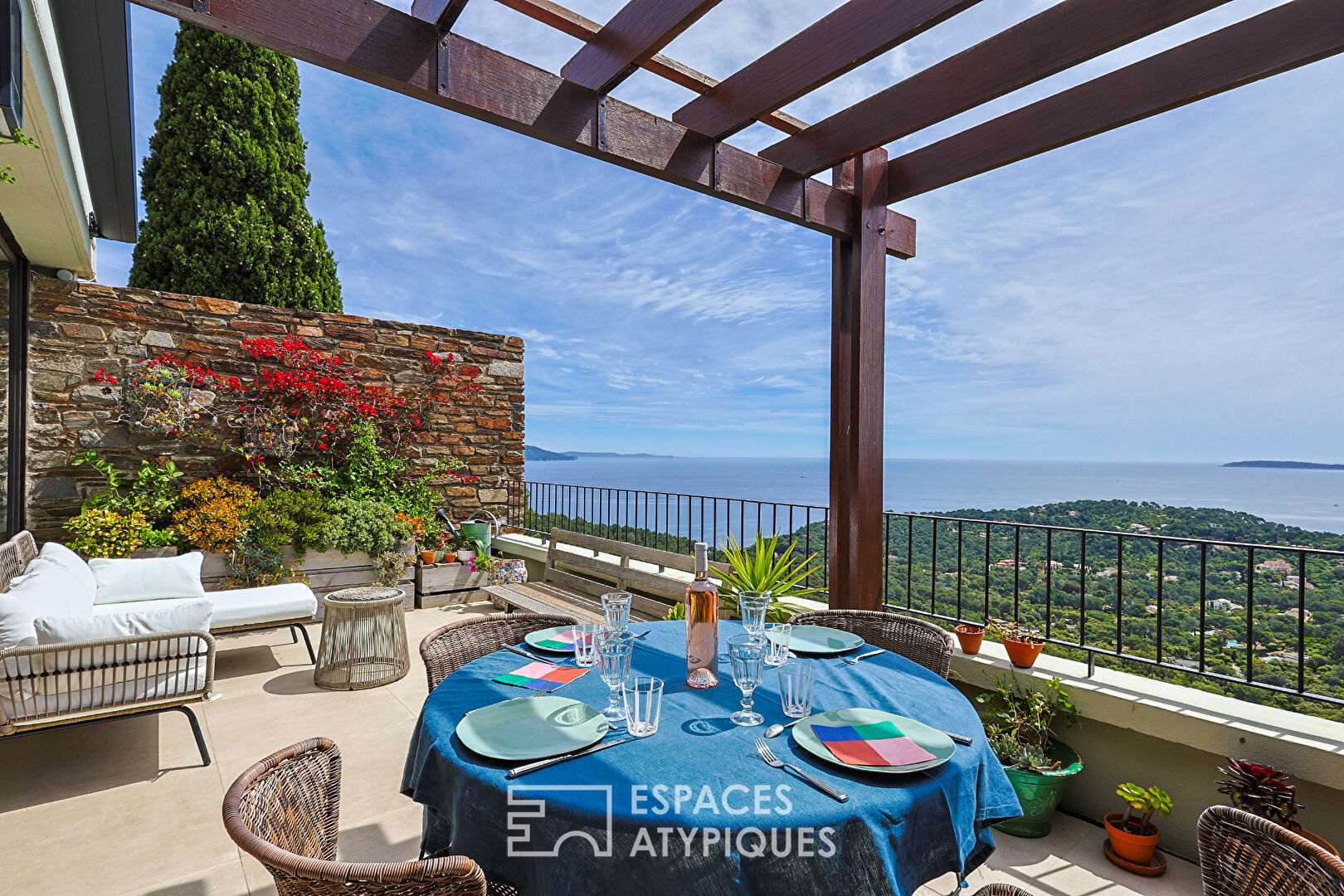 Villa Gaou-Bénat, real balcony overlooking the sea and the islands. Bormes mimosas