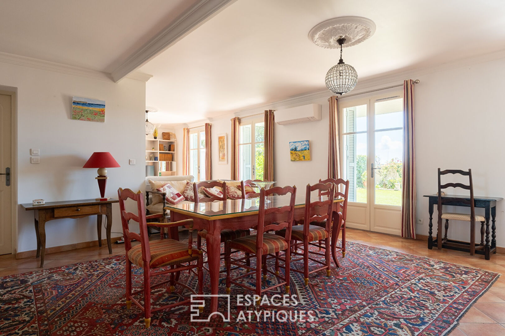 Character apartment with double terrace and open view a stone’s throw from Hyères town center