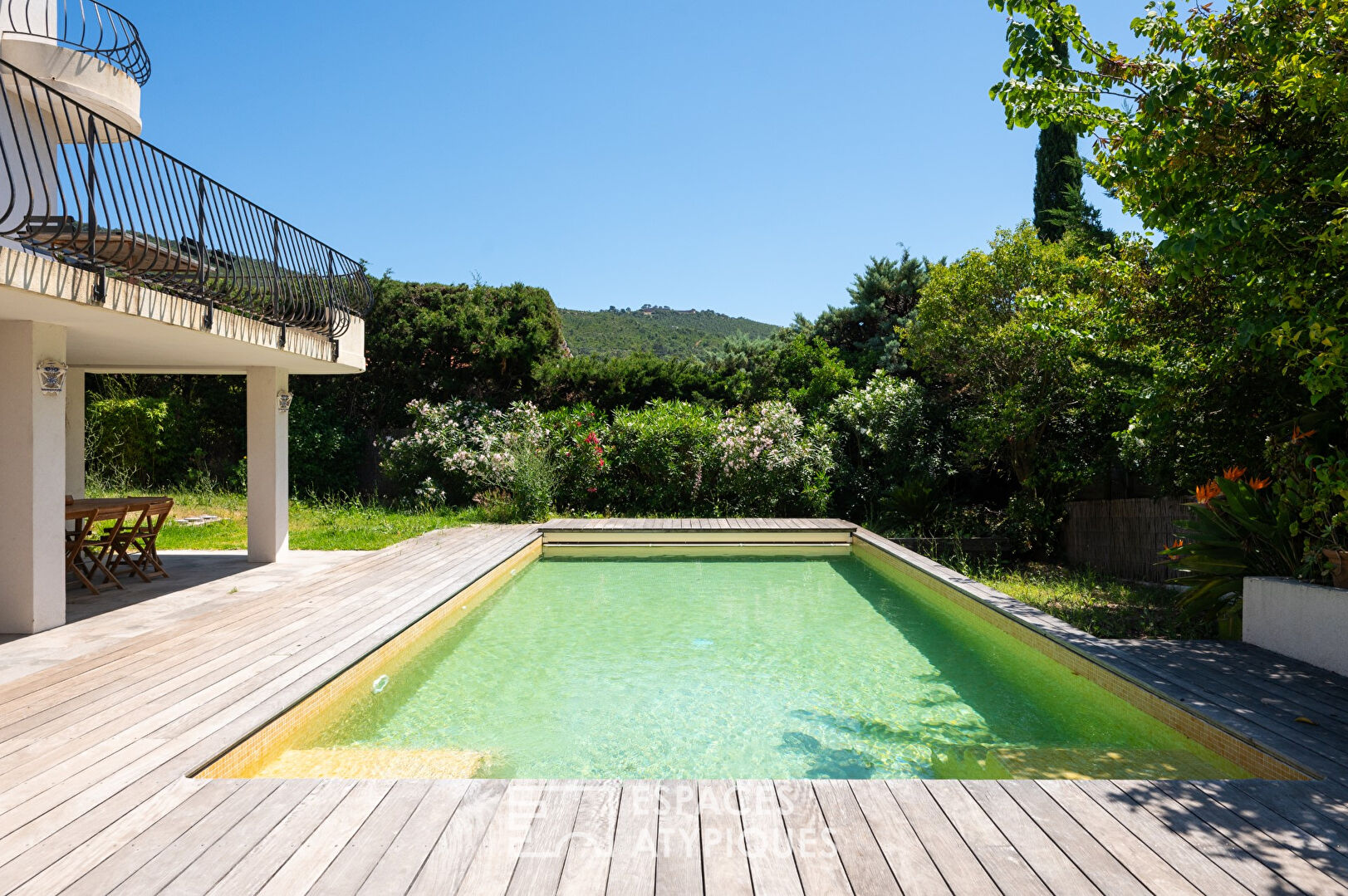 Neo-Mediterranean villa near the sea in Pradet