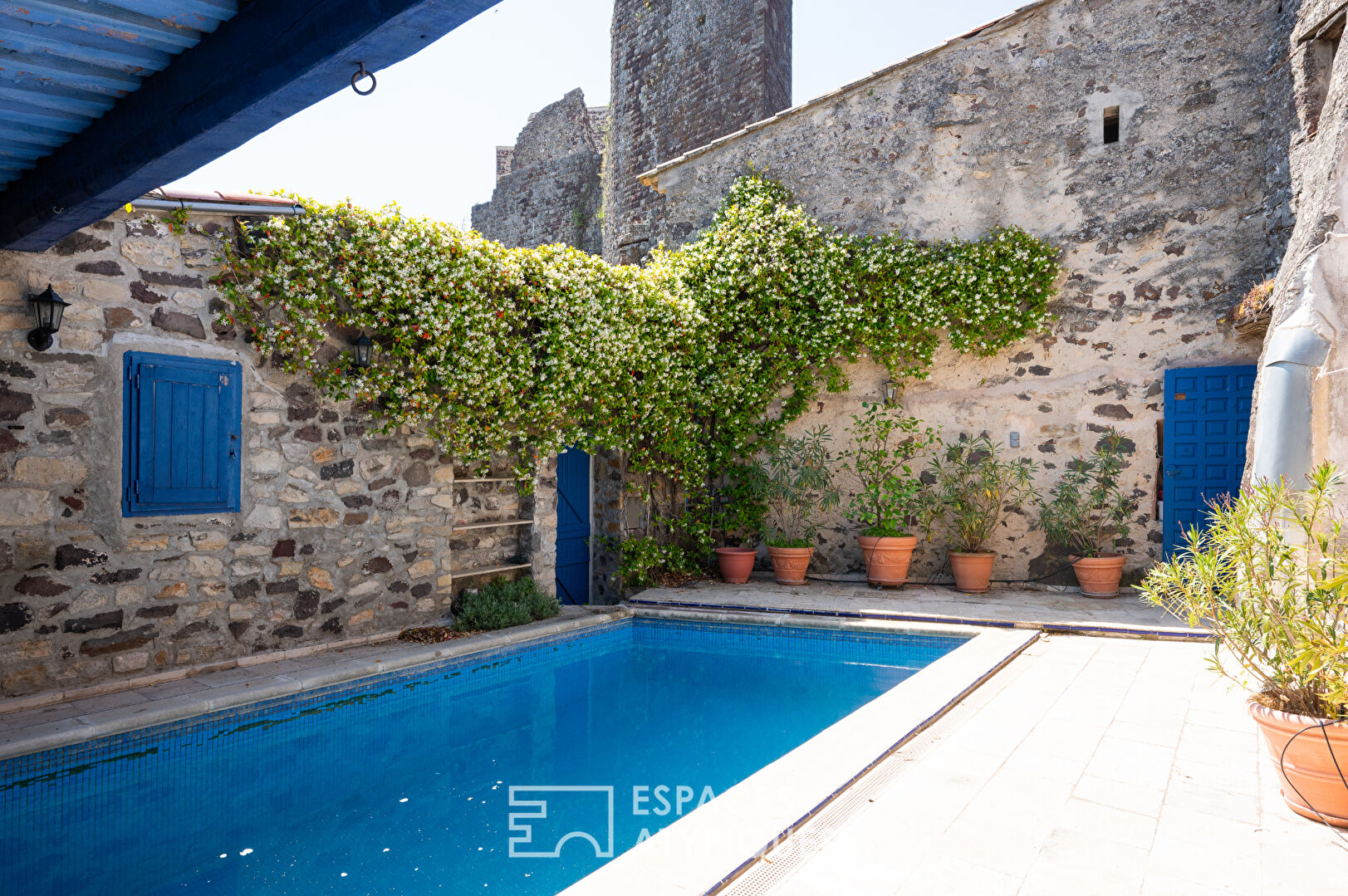 Character house with swimming pool in the heart of an anoramic medieval village