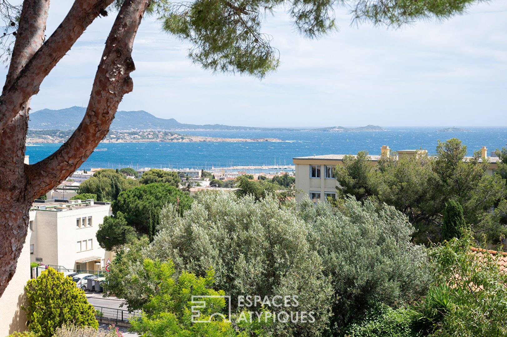 Sea view duplex with garden