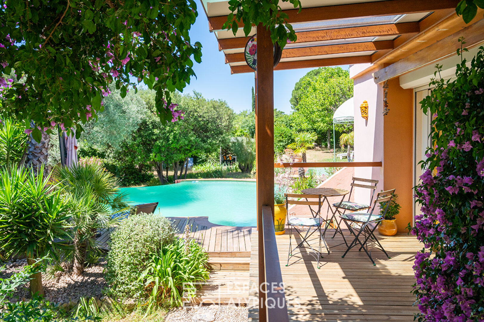 Villa de plain-pied avec piscine entre calme et espace vert