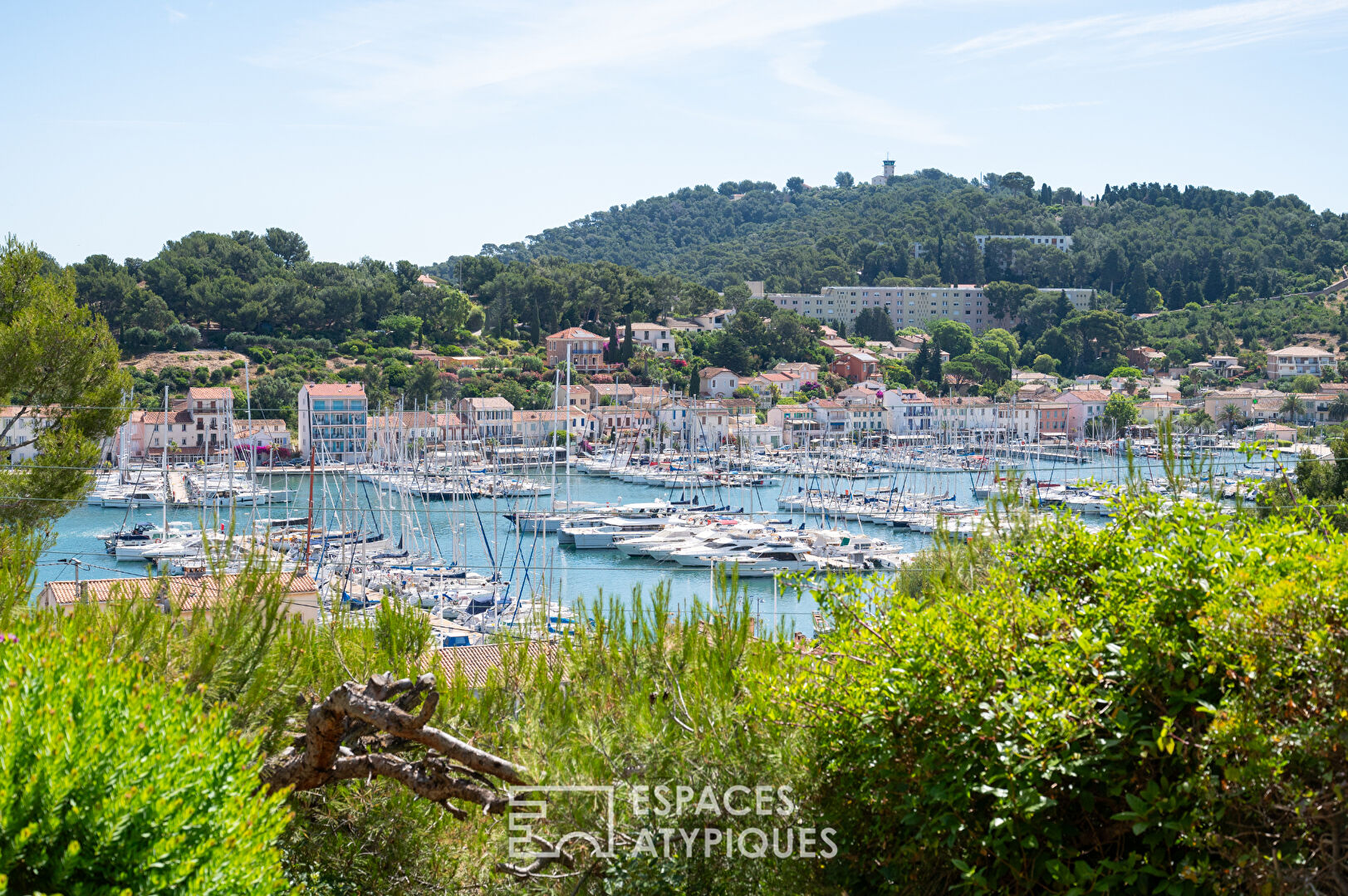 Villa Sixties revisitée avec sa vue époustouflante sur la rade.