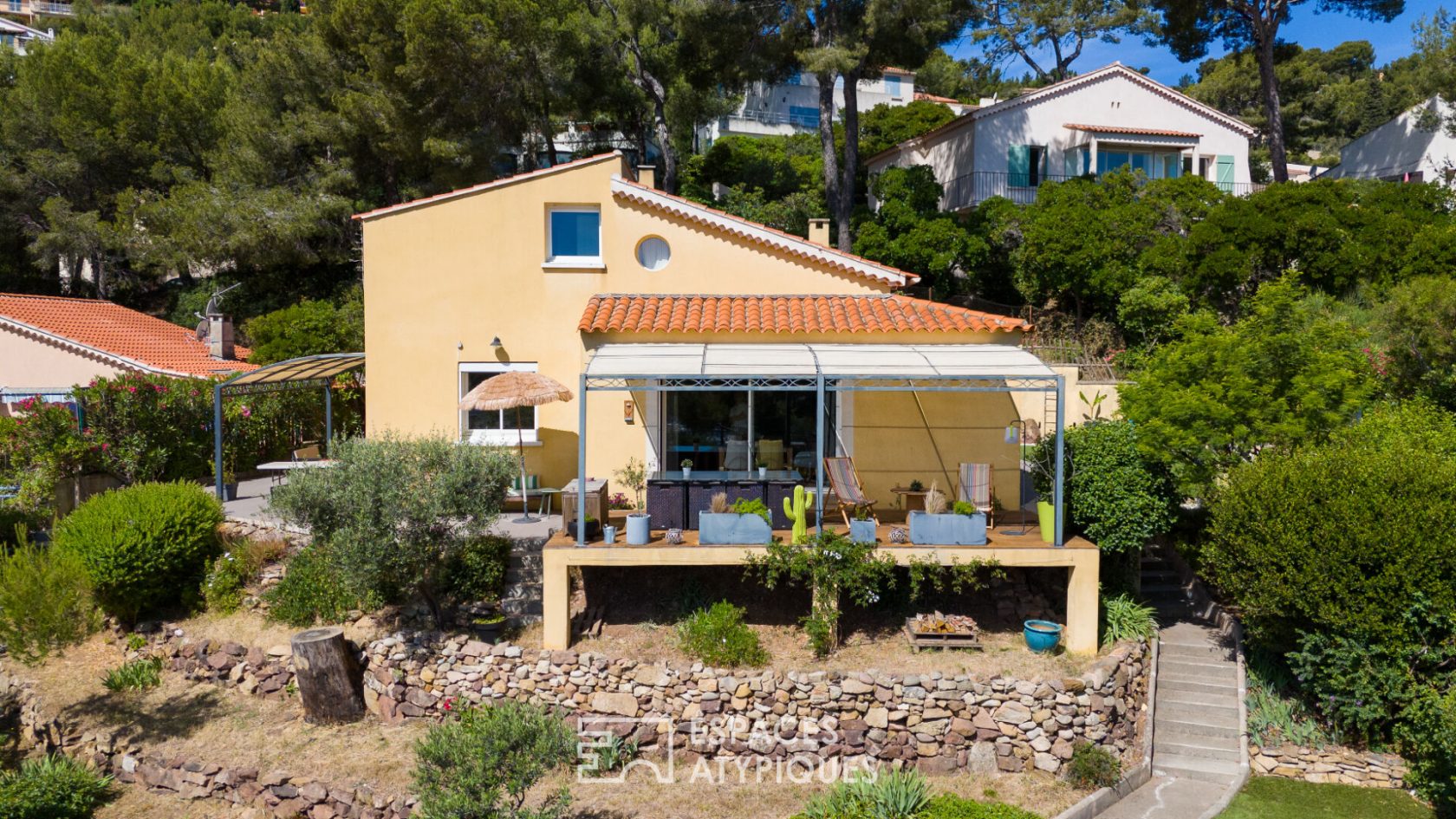 Villa Sixties revisitée avec sa vue époustouflante sur la rade.