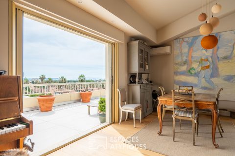 Top floor in the city center of Hyères with exceptional terrace and unobstructed view to the sea