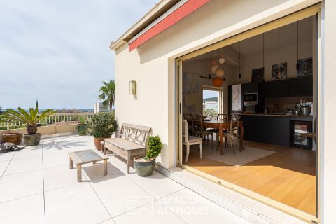 Top floor in the city center of Hyères with exceptional terrace and unobstructed view to the sea